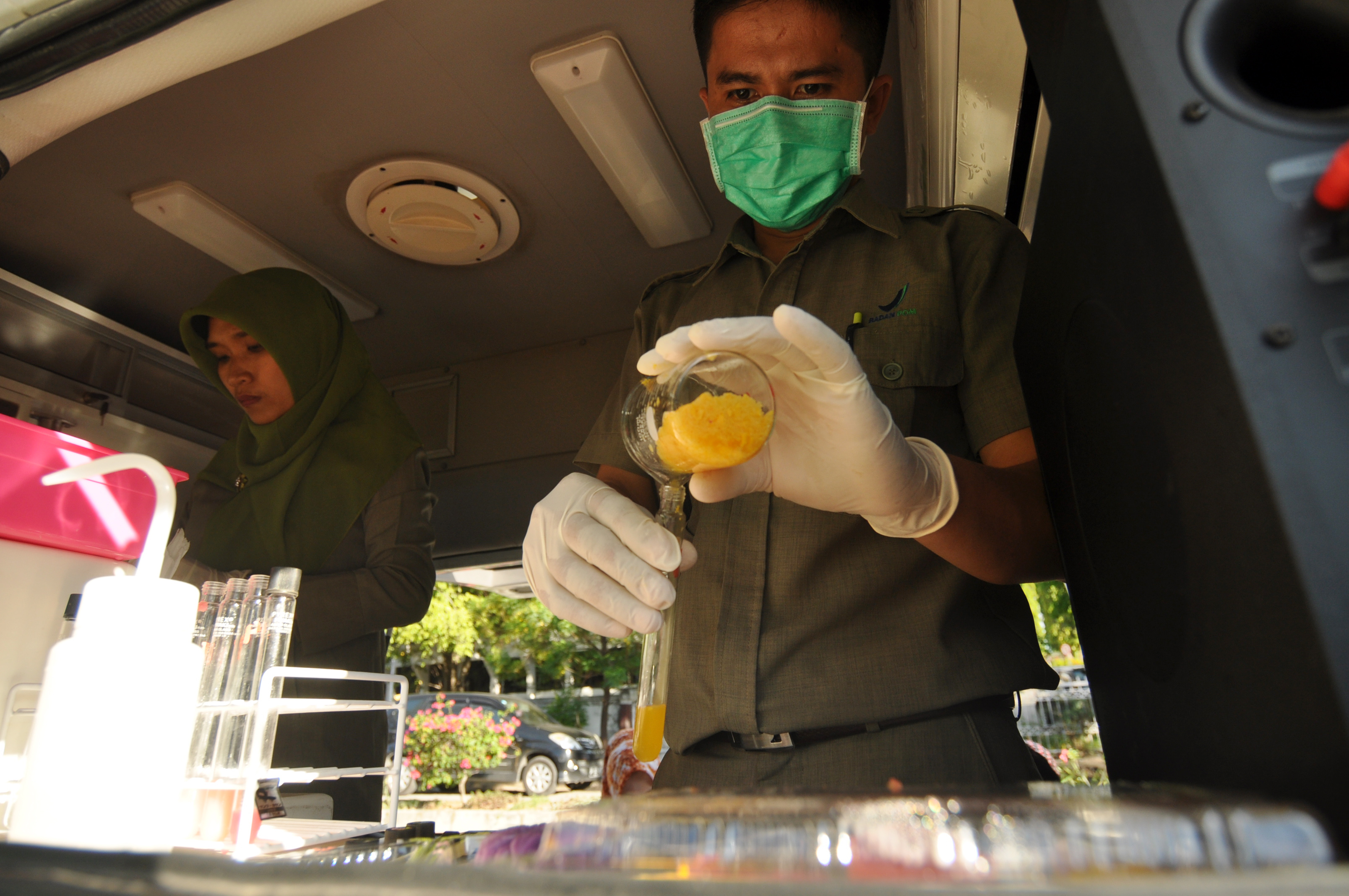 Petugas Balai Pengawas Obat dan Makanan (BPOM) menguji sejumlah sampel makanan dan minuman jajanan berbuka puasa atau takjil di Pasar Ramada