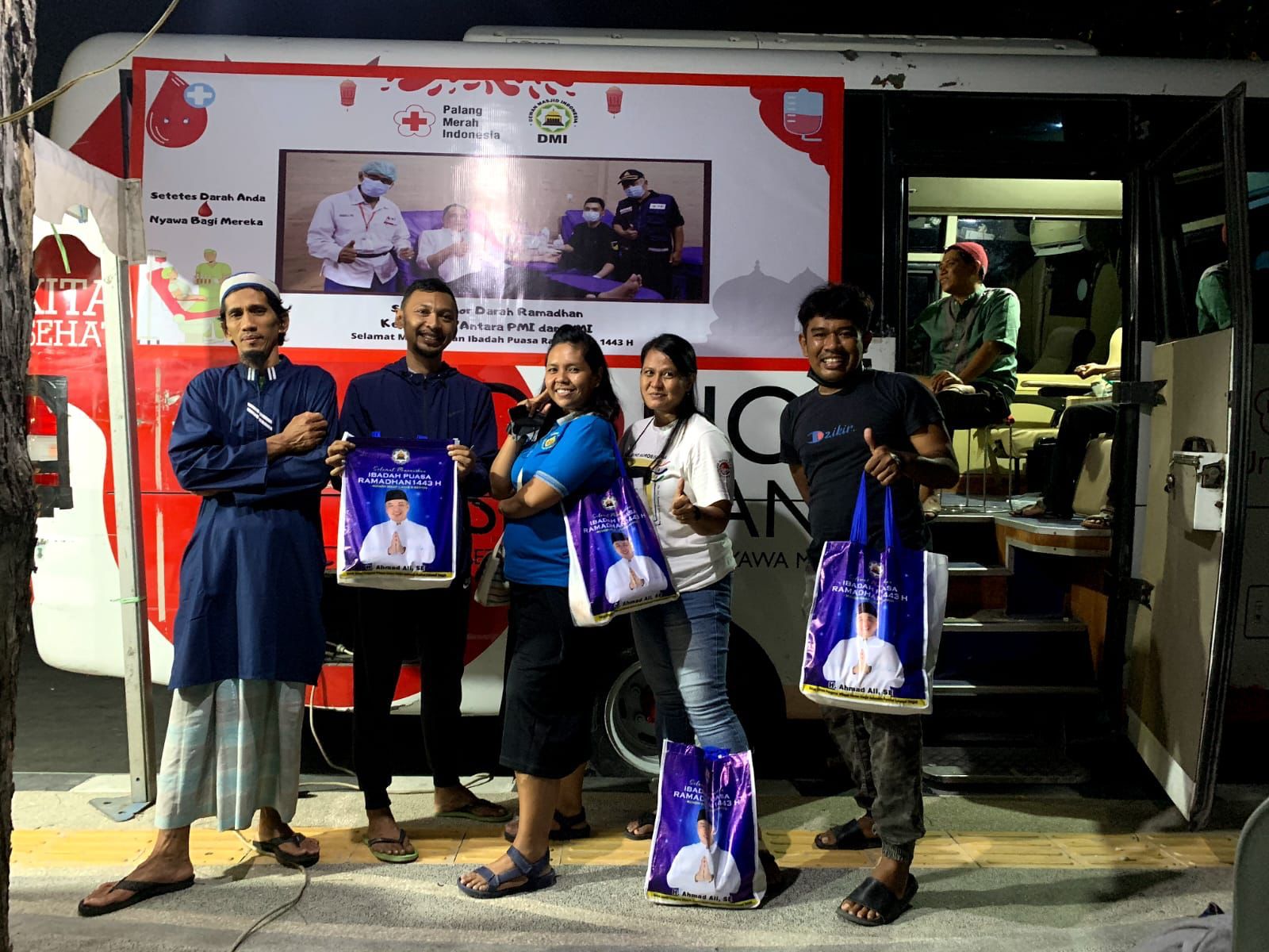 Warga yang telah melakukan donor darah berfoto bersama 