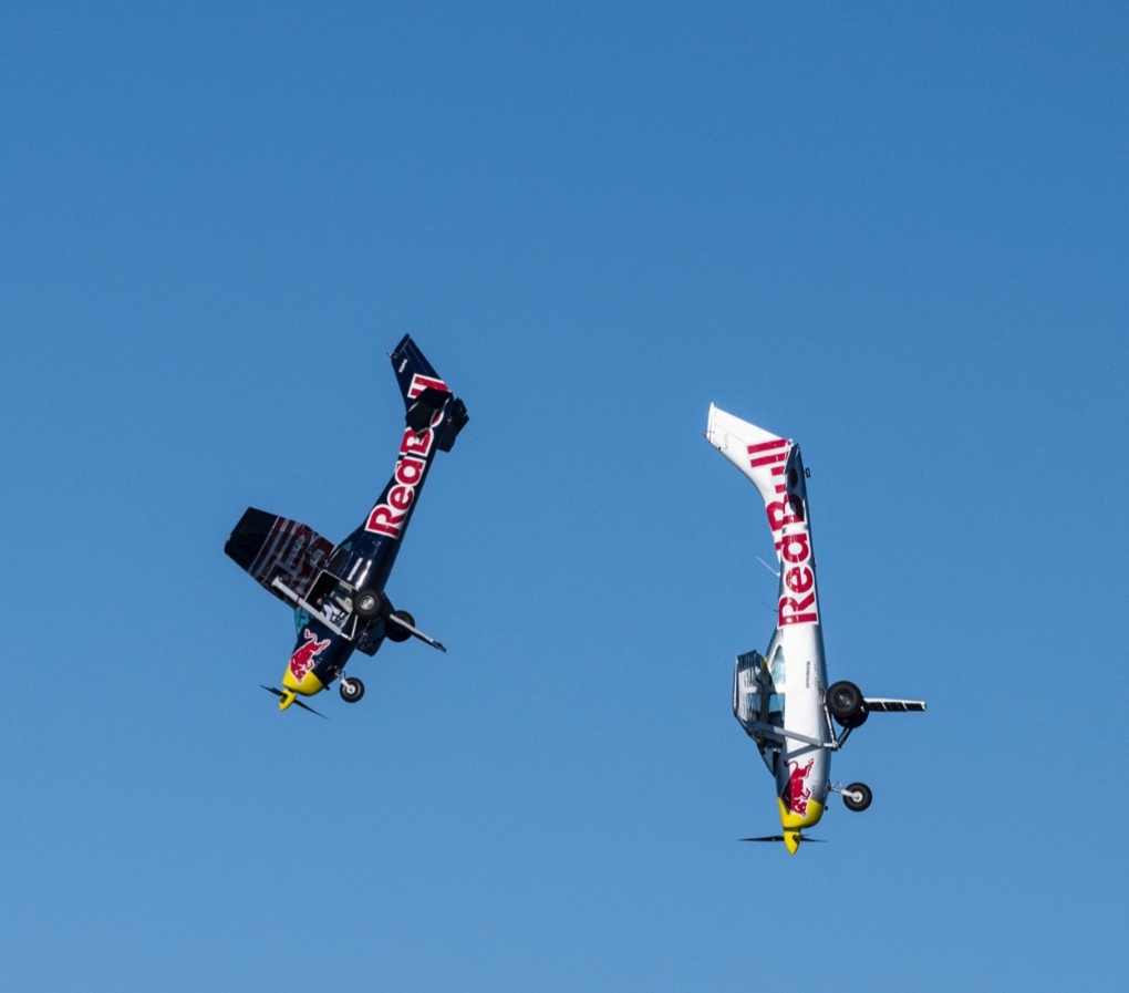 Dua pilot Red Bull Air Force Luke Aikins dan sepupunya, Andy Farrington berencana untuk bertukar pesawat di tengah penerbangan pada pada 25 
