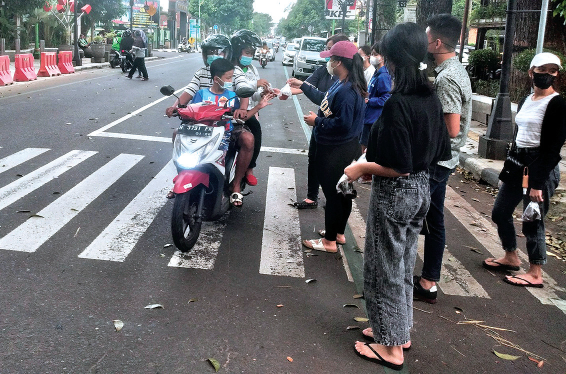 Aktivis Gereja Santo Paulus Mik Salatiga membagikan takjil untuk berbuka puasa bagi umat muslim yang melintas di Jalan Diponegoro.