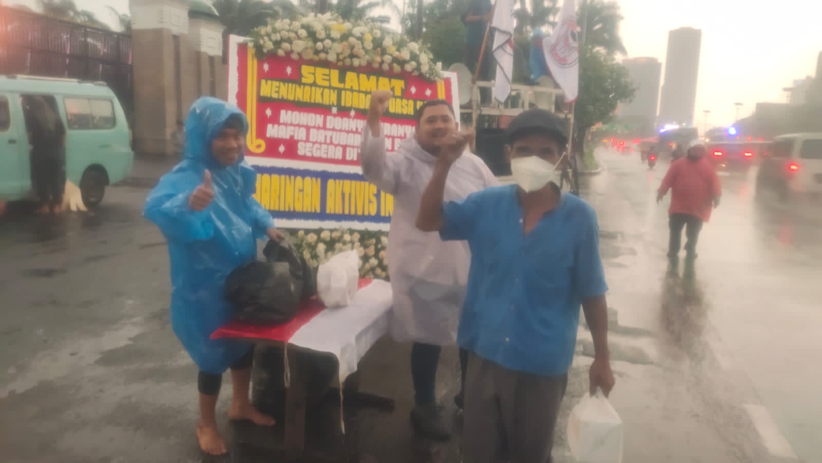 Sembari membagikan takjil, para mahasiswa juga meminta doa kepada para pengguna jalan agar TP atau Tan Paulin, mafia batu bara di Kaltim seg