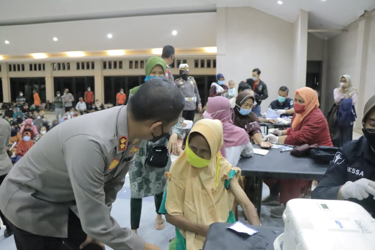 Kapolres Klaten AKB Eko Prasetyo berdialog dengan warga yang mendapat vaksinasi