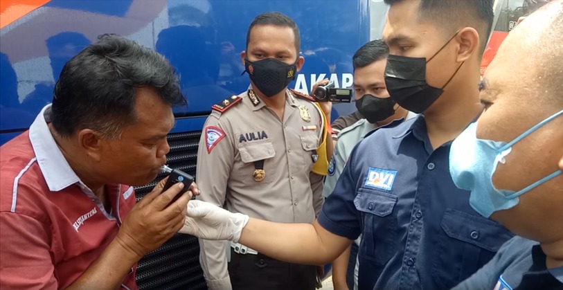 Sejumlah sopir bus juga jalani tes urine untuk mengantisipasi penggunaan narkoba dan minuman keras. 