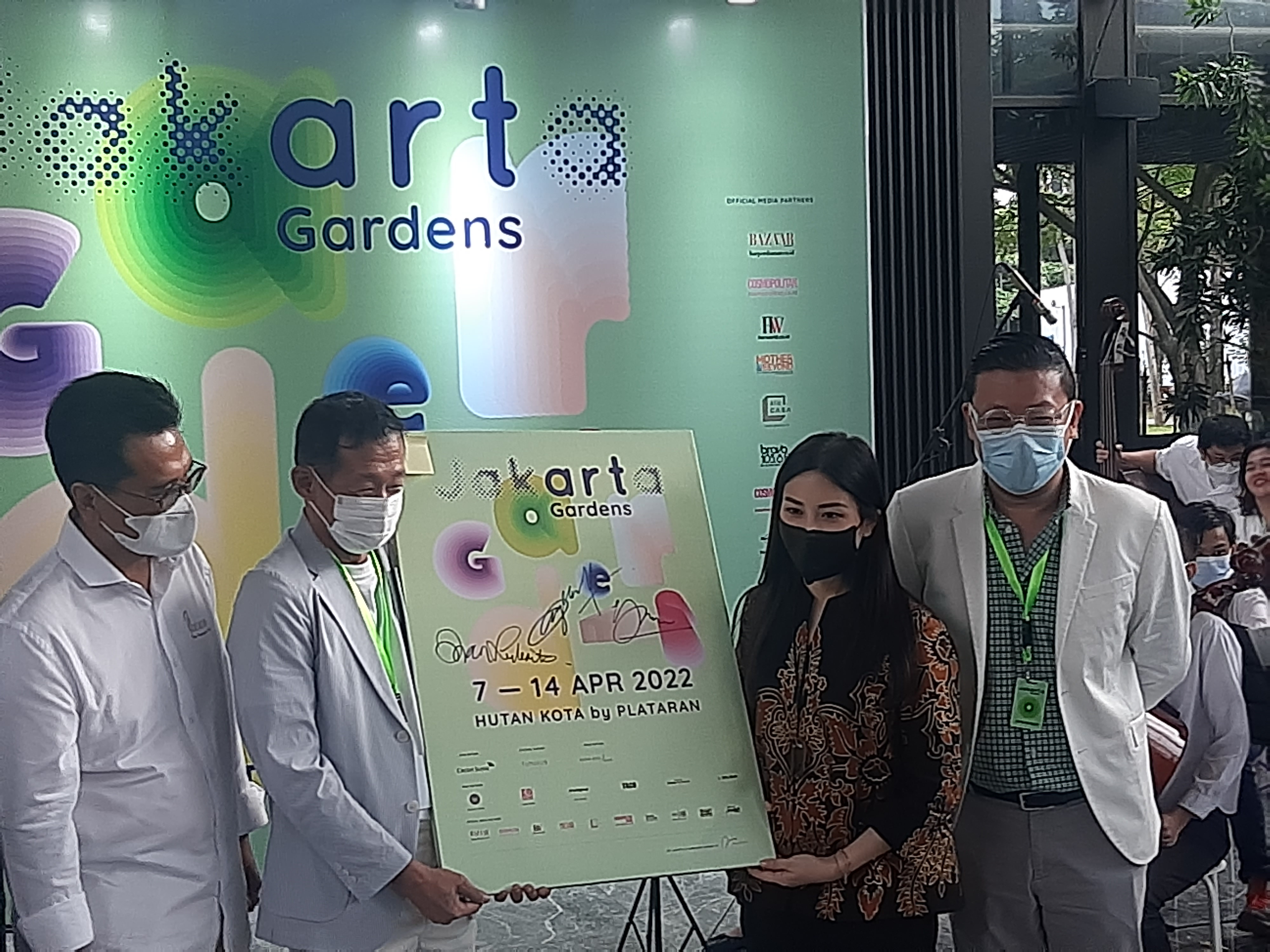 Art Jakarta Gardens 2022 yang merupakan pameran dan kegiatan seni dibuka resmi oleh Wamenparekraf Angela Tanoesoedibjo (kedua paling kanan) 
