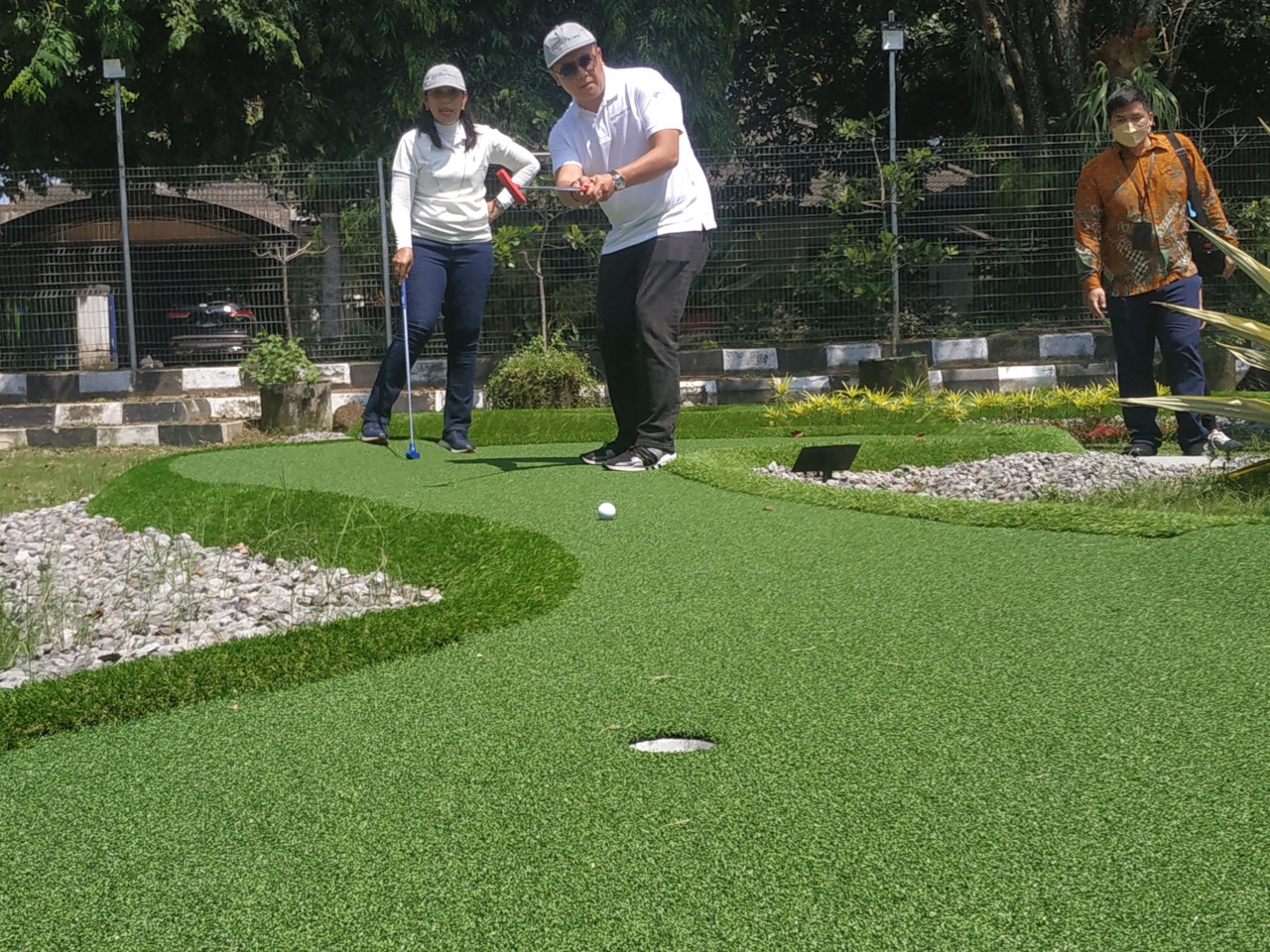 PT Angkasa Pura I meresmikan pengoperasian Pater mini golf and cafe