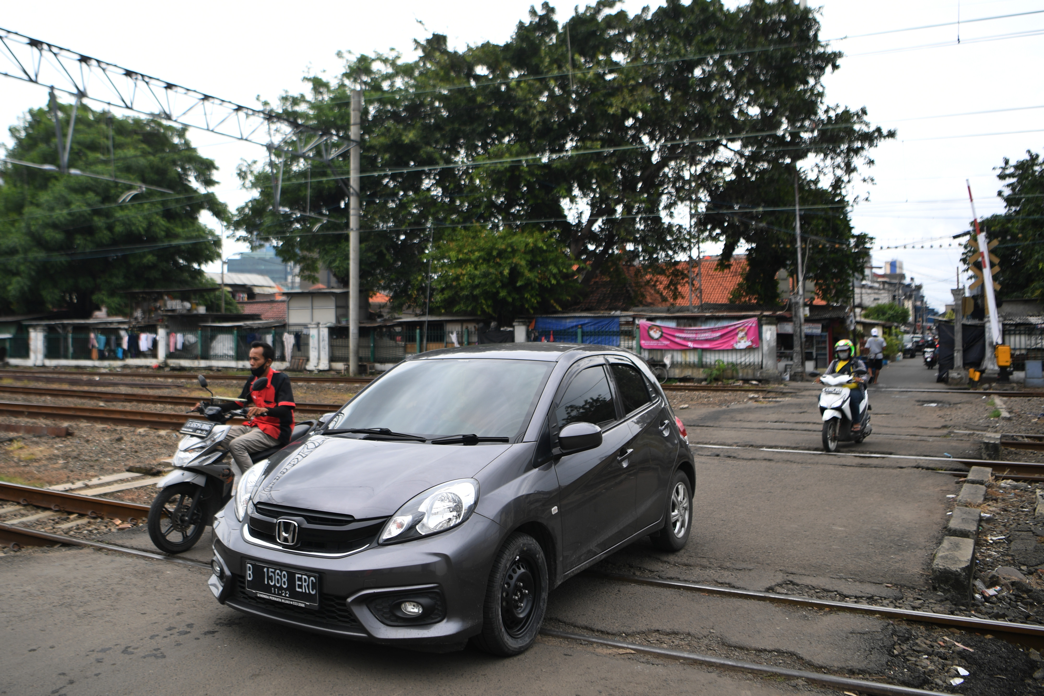 Ilustrasi: Pengendara melintas di perlintasan sebidang kereta api (KA) 