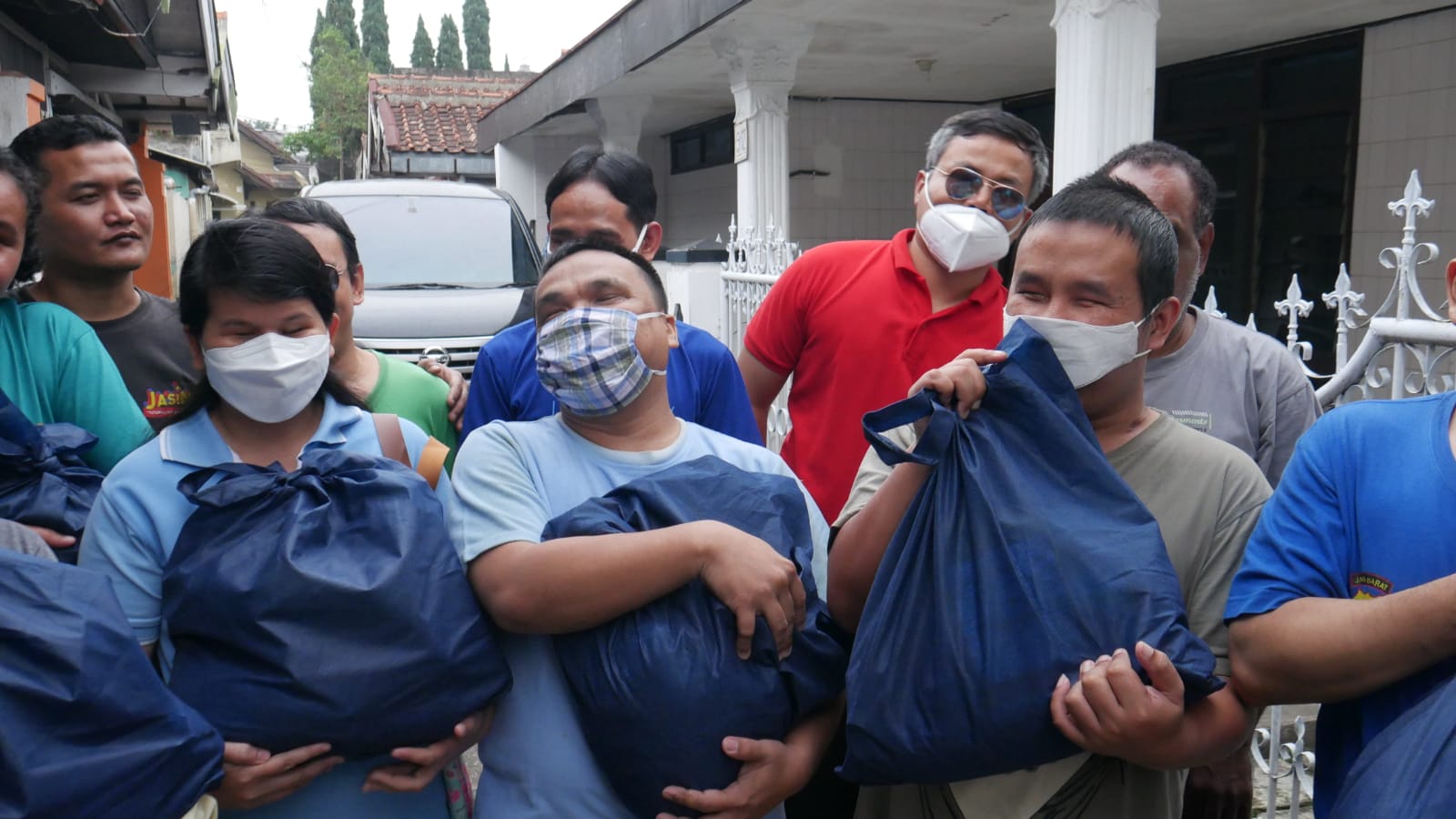 Para penyandang disabilitas mendapat bantuan dari Jabar Quick Response