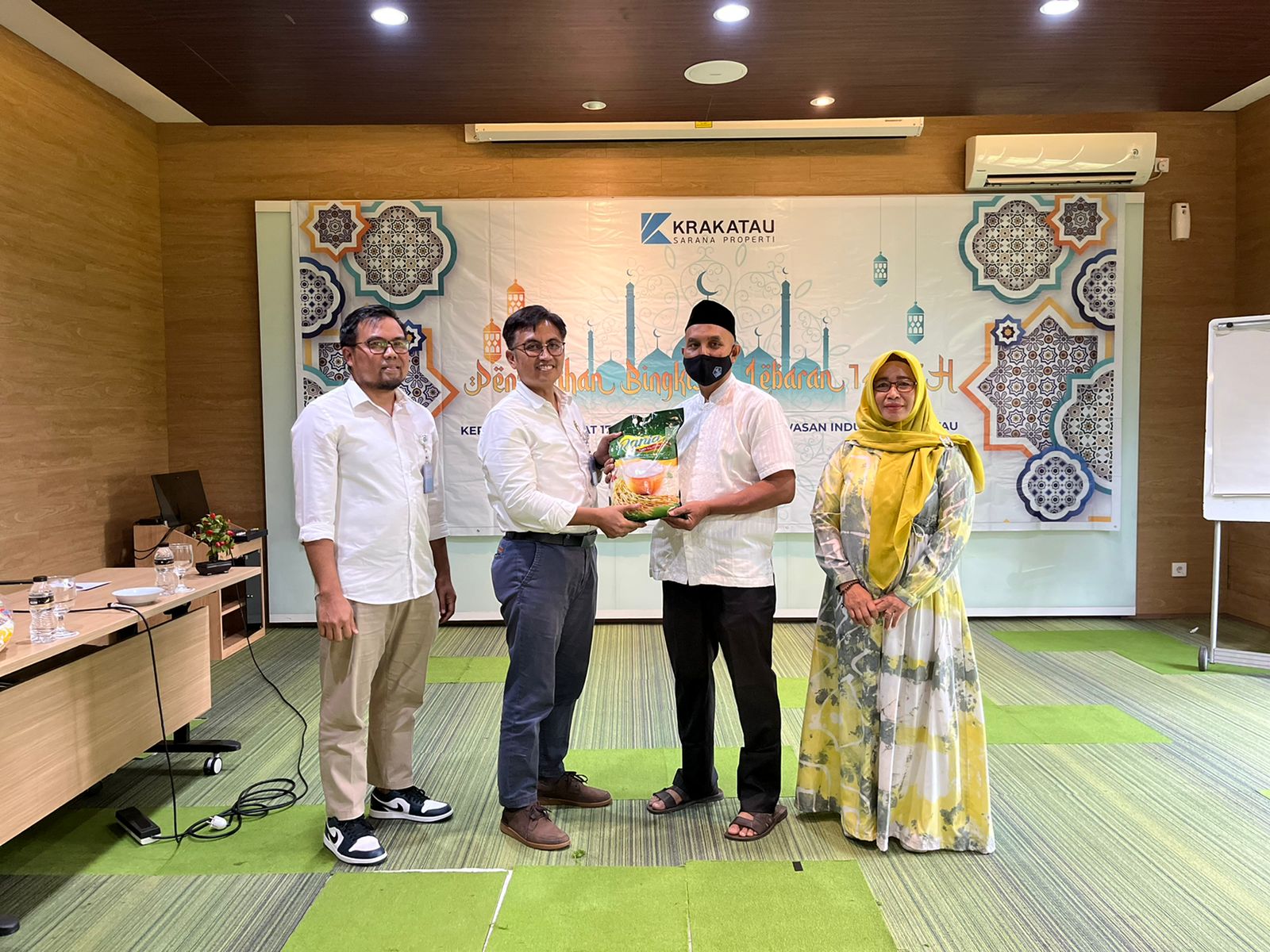 Krakatau Sarana Properti memberikan donasii sembako kepada warga sekitar kawasan industri Cilegon