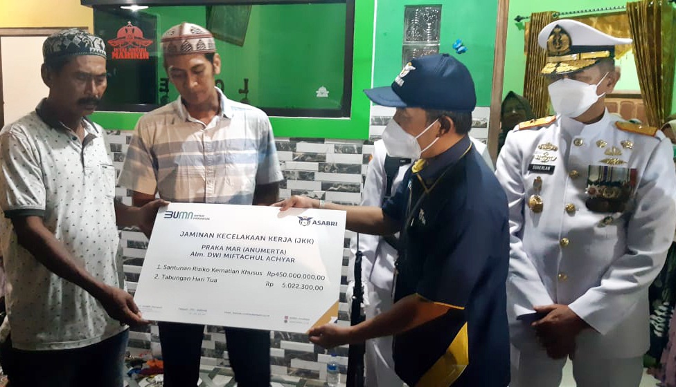 Penyerahan SRKK dan NTTA oleh PT Asabri kepada ahli waris Praka (Mar) Dwi Miftachul Achyar.