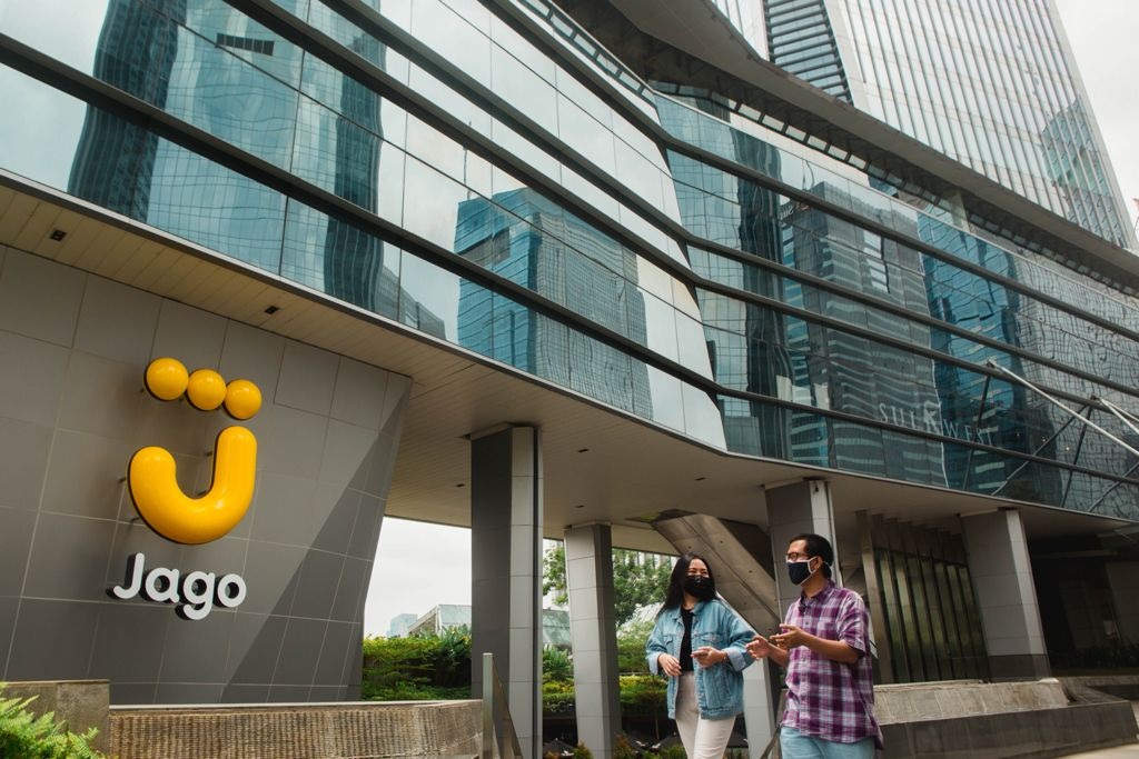 Pekerja melintas depan kantor Bank Jago