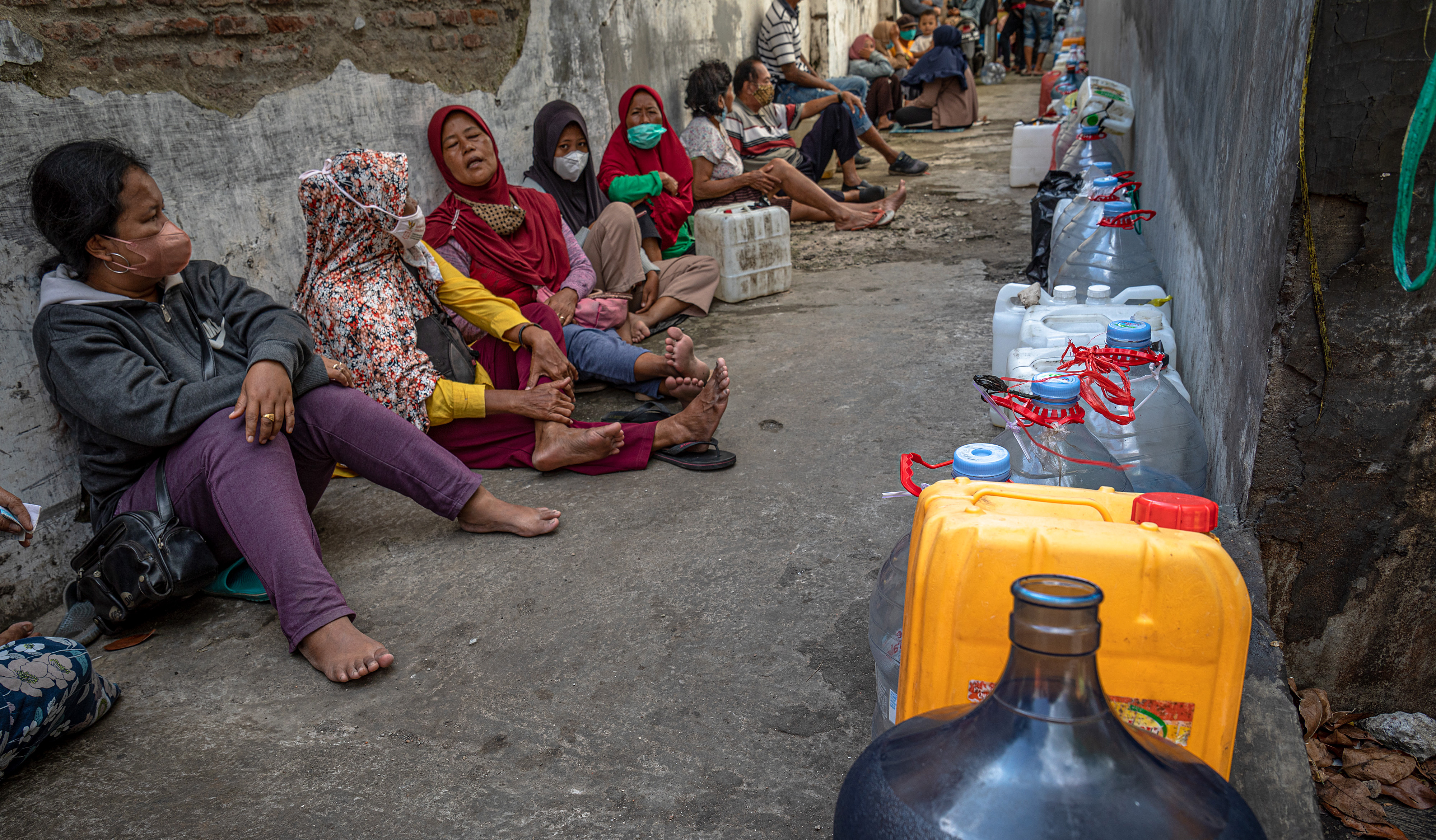 Sejumlah warga antre untuk membeli minyak goreng curah di salah satu distributor minyak goreng curah di sekitar Pasar Dargo, Semarang.