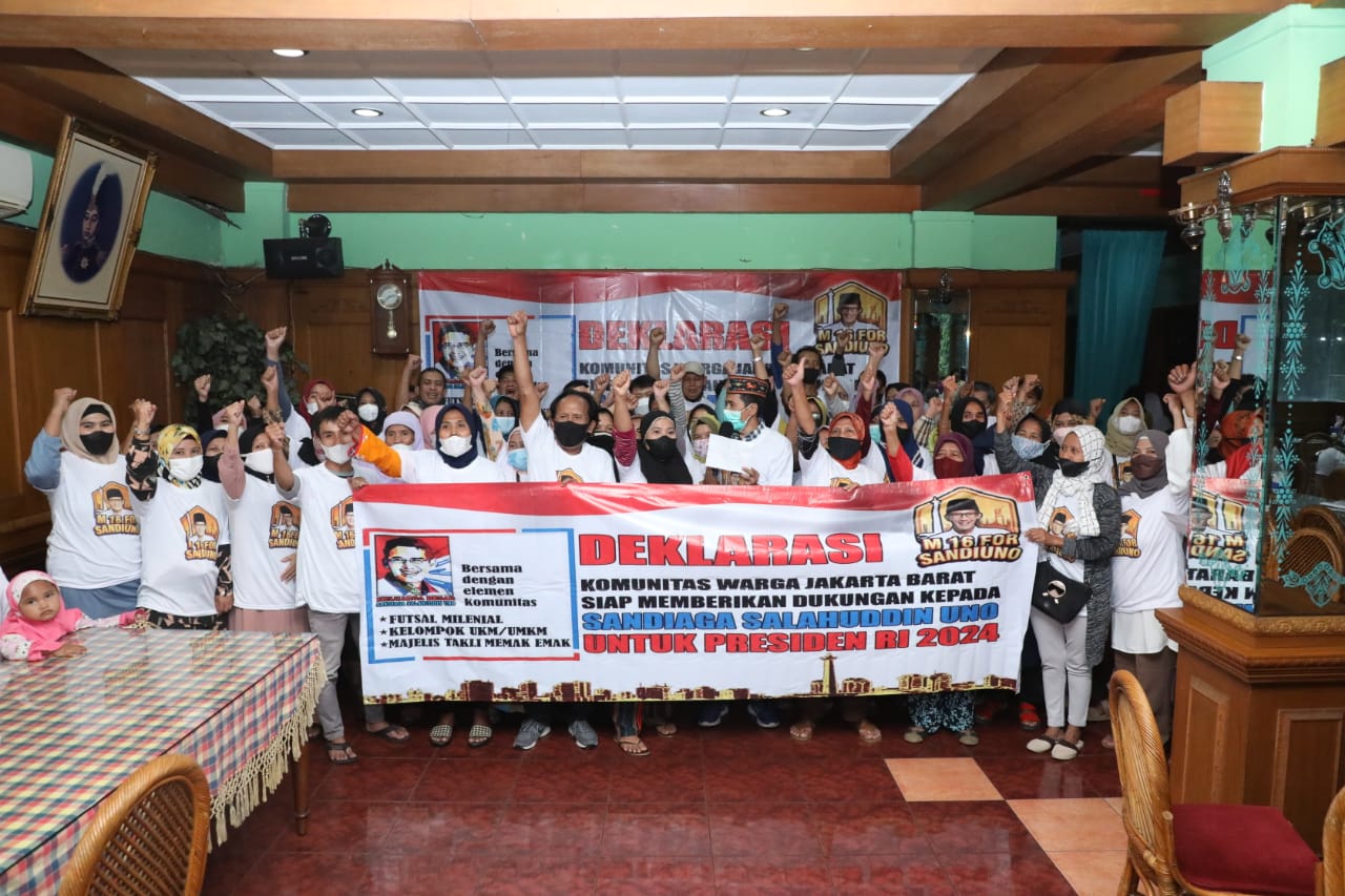Warga Jakarta Barat yang tergabung dalam Meruya 16 (M16) For Sandiagauno menyatakan dukungan untuk Sandiaga Uno di 2024, Senin (25/4/2022).