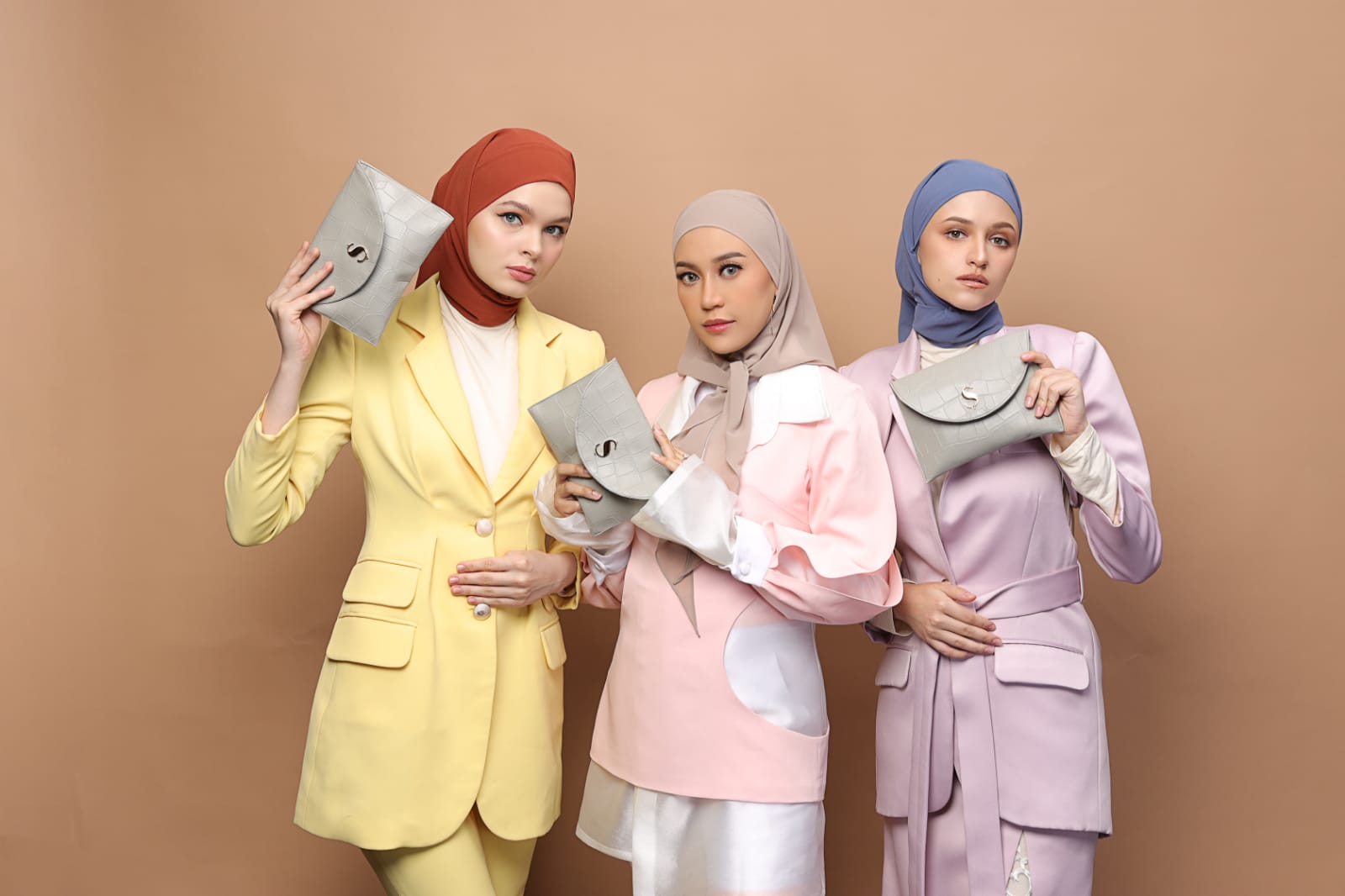 Brand lokal Shade Signature akhirnya merilis hijab terbaru berbahan ceruti premium yang bisa disebut Instan Scarf.