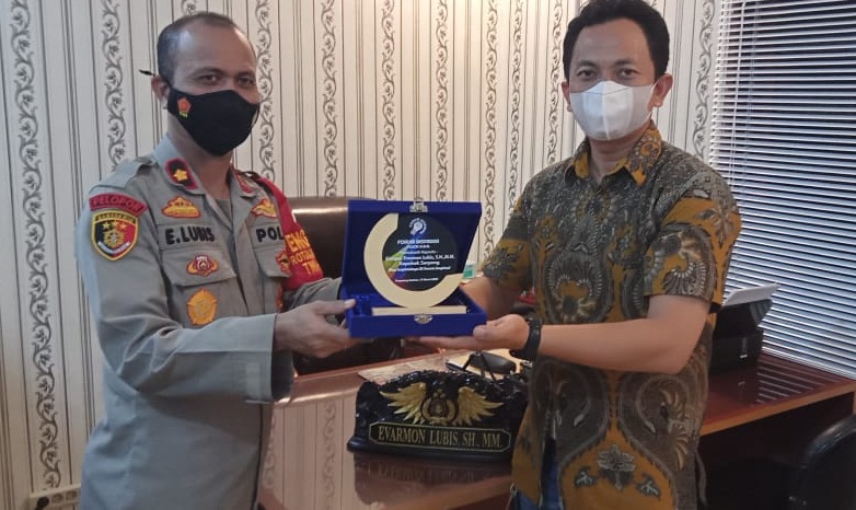 Kapolsek Serpong Komisaris Evarmon Lubis (kiri) dan Koordinator Forum Inspirasi Pojok ARN, Arief R Nugraha