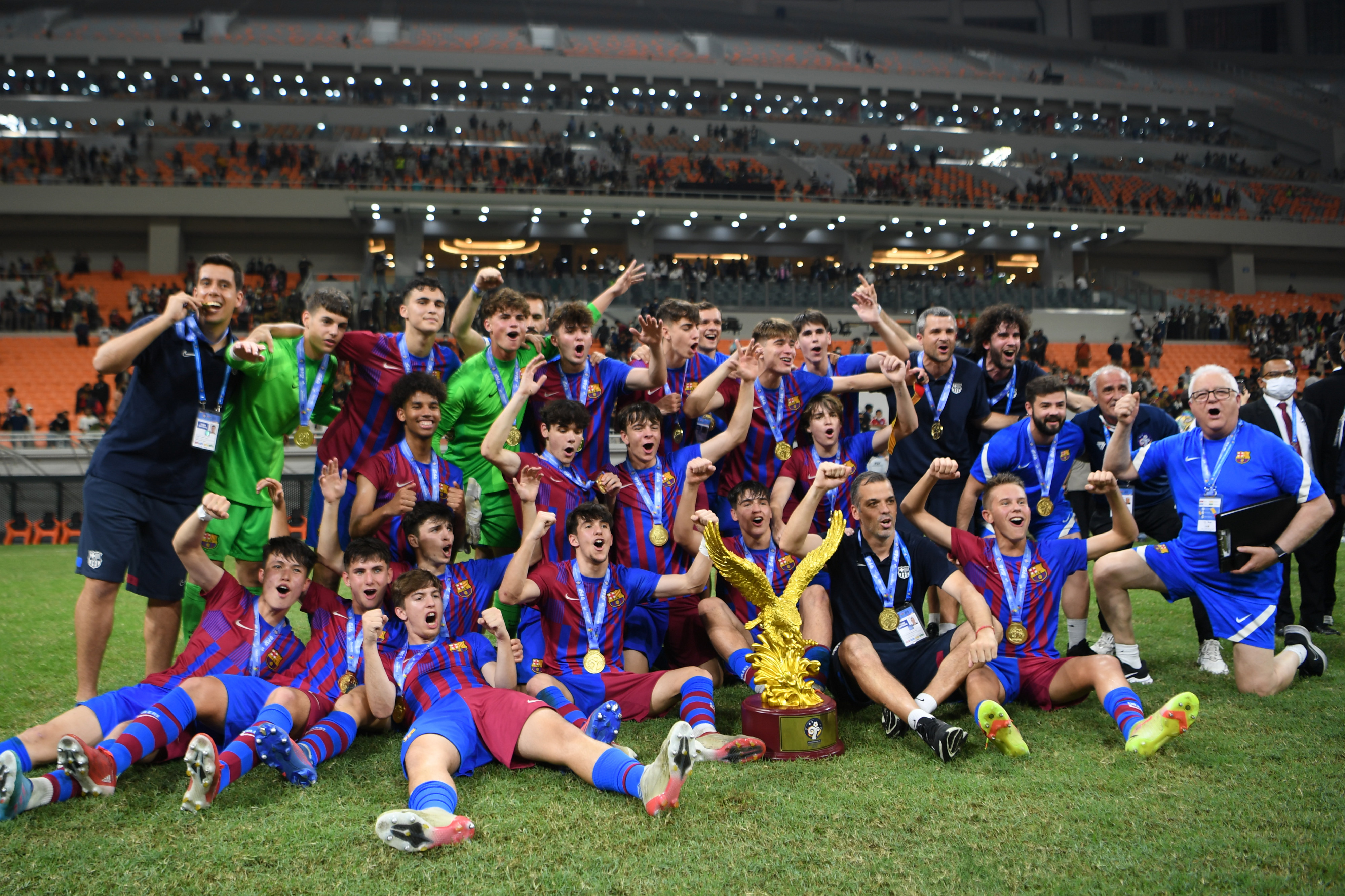 Skuat Barcelona U-18 melakukan selebrasi usai menjadi juara IYC 2021 dengan mengalahkan Atletico Madrid di Jakarta, Selasa (19/4).