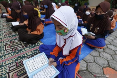 Ilustrasi siswa sekolah mengenakan baju muslim