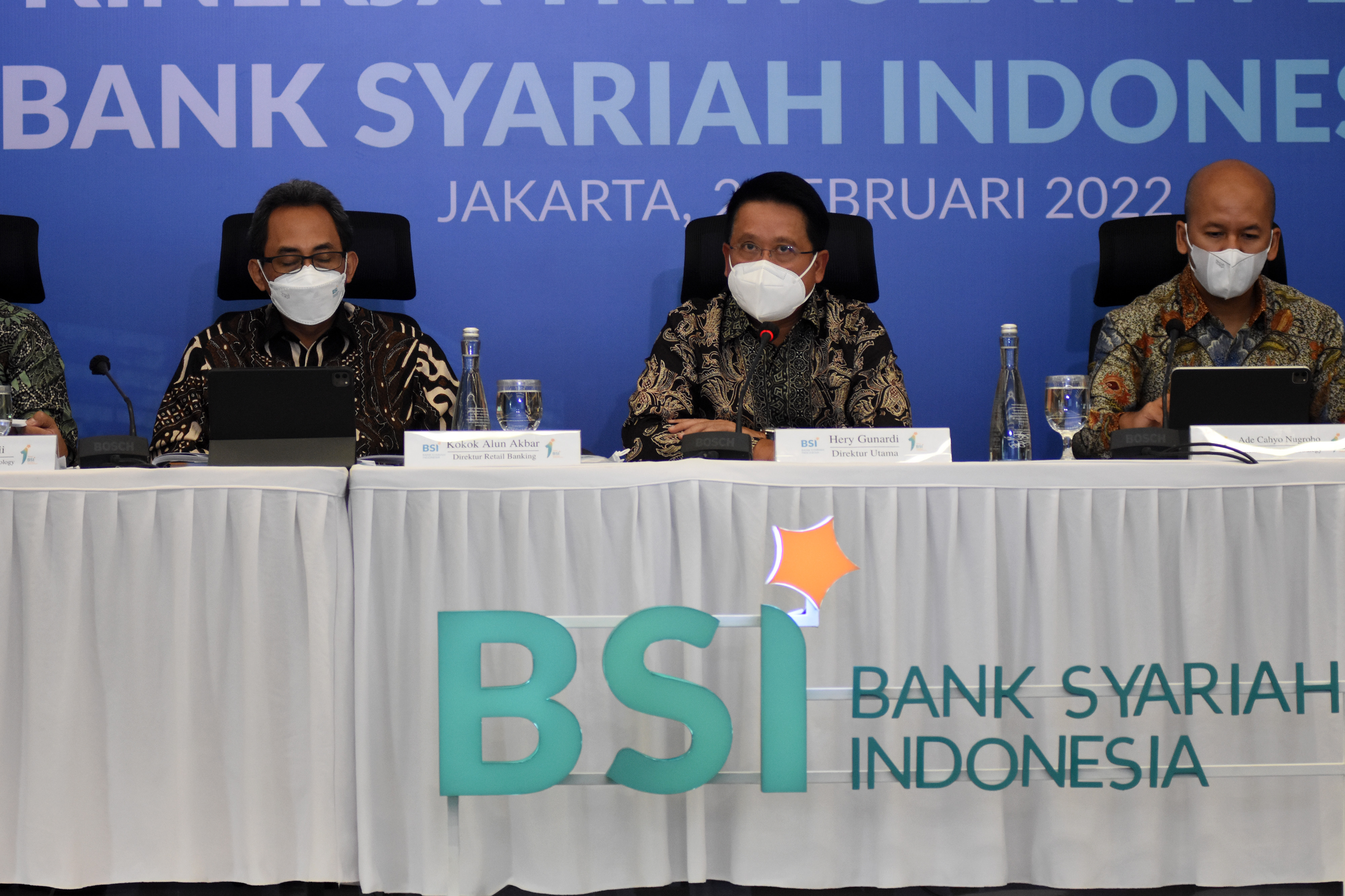  Dirut PT Bank Syariah Indonesia Tbk (BSI) Hery Gunardi (tengah) saat  menyampaikan Paparan Kinerja BSI Triwulan IV/Tahun 2021 di Jakarta.