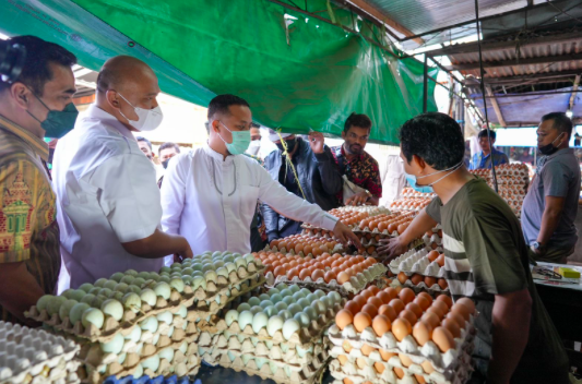 Pantau Pasar, Gubernur Sulsel Yakinkan Harga Kebutuhan Pokok Stabil dan Stok Aman
