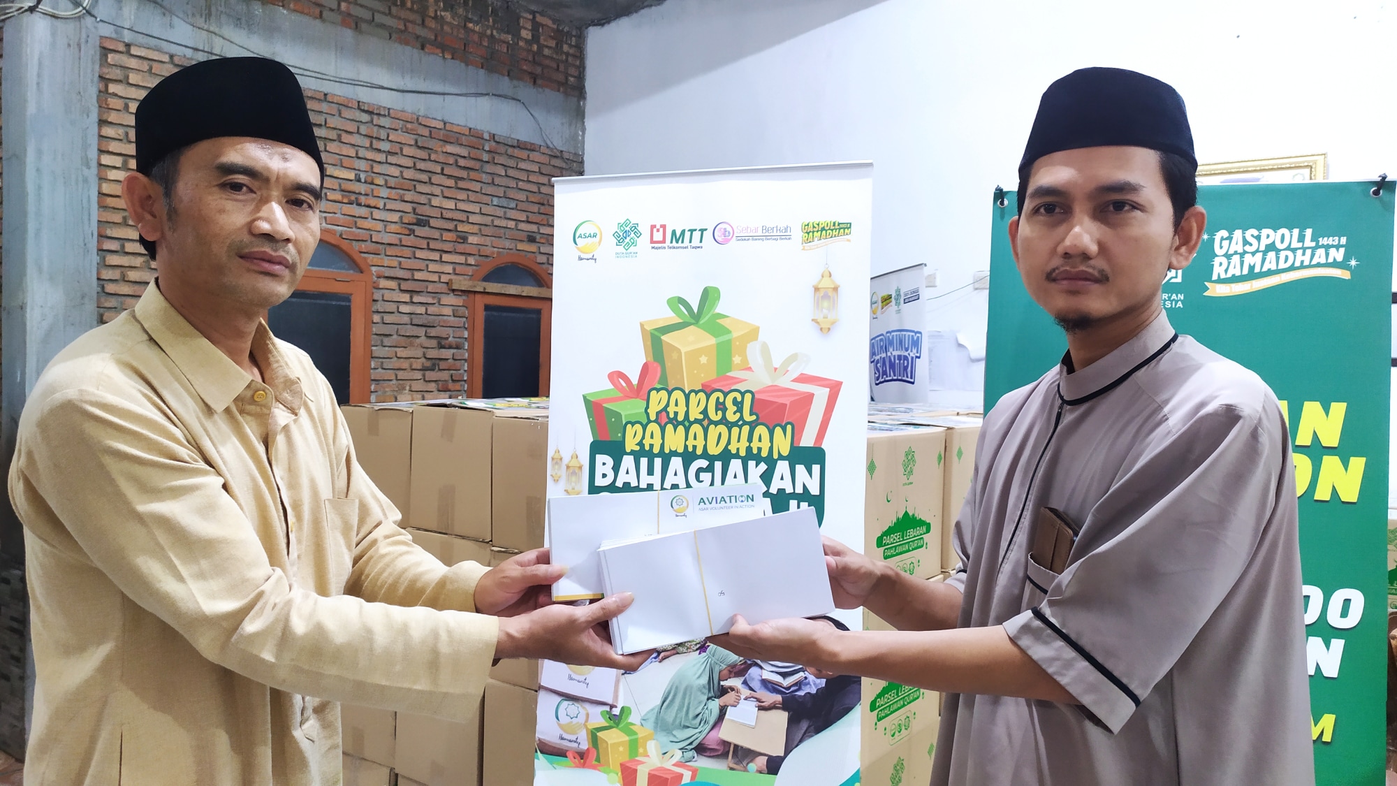 Ketua Yayasan Pesantren Ar-Rasyid, Ustaz Heru, menyerahkan Parcel Ramadhan dan THR untuk guru ngaji,