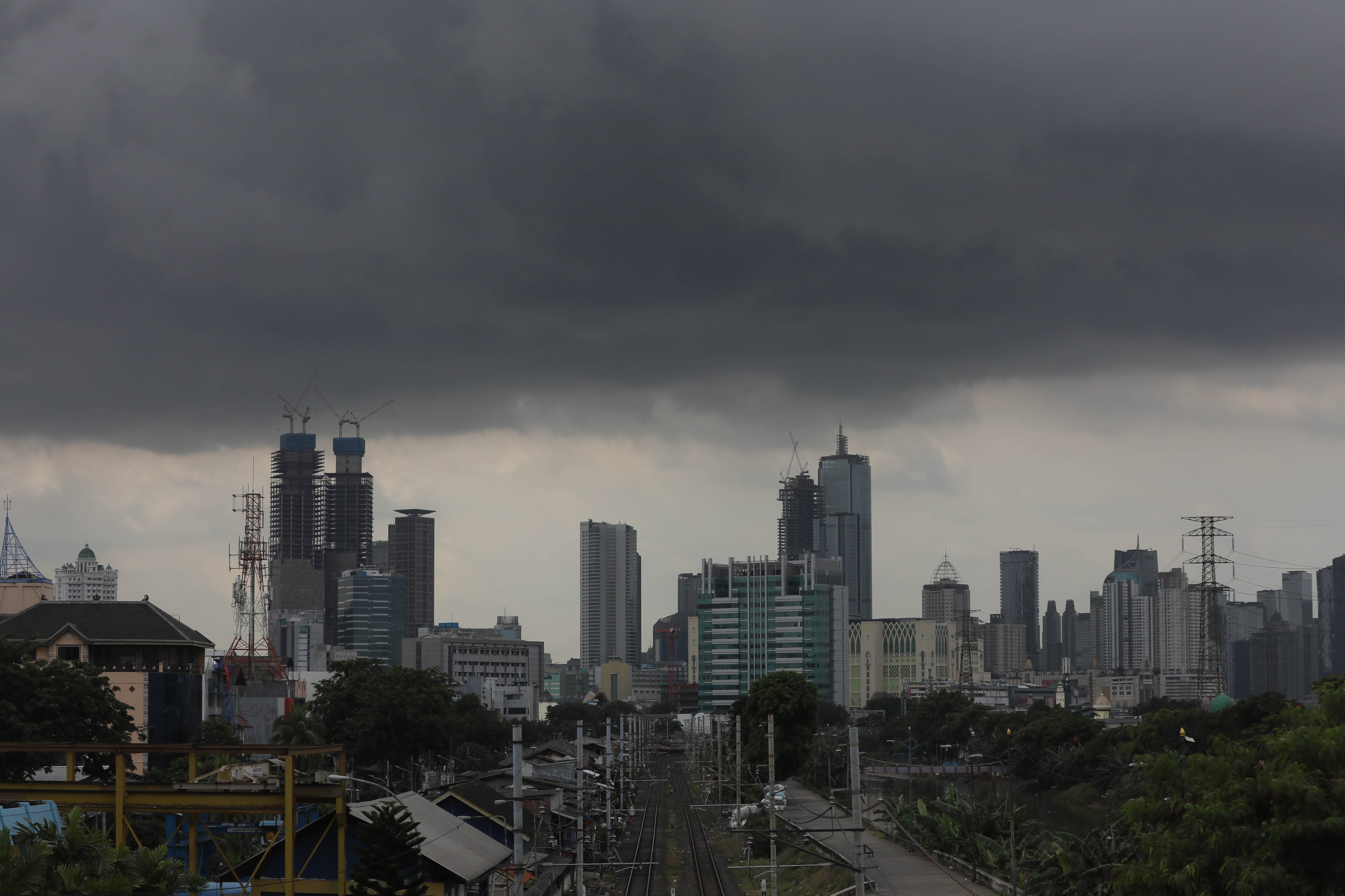 Awan tebal di langit Jakarta
