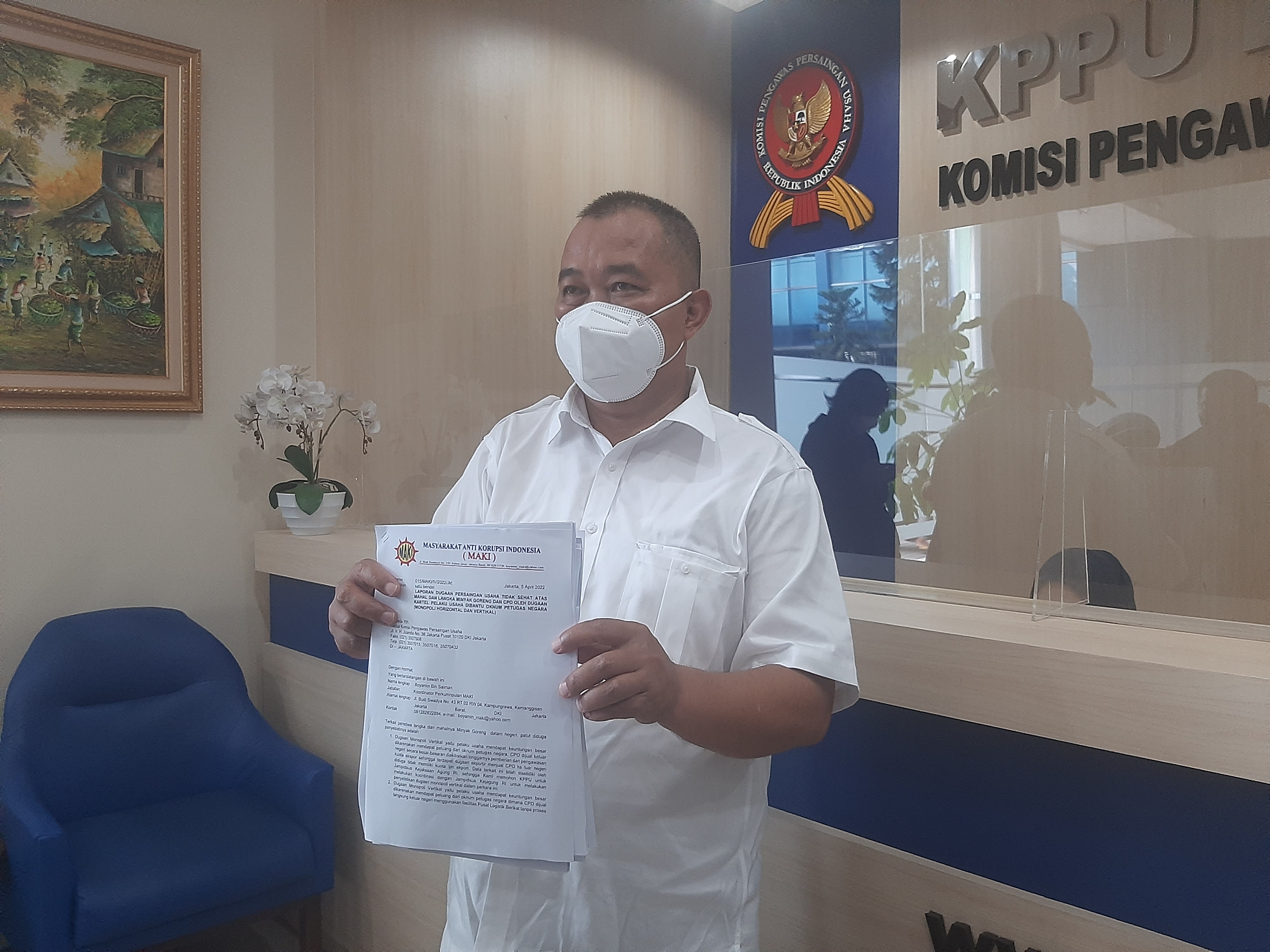  Koordinator MAKI Boyamin Saiman serahkan laporan dugaan kartel oleh sembilan perusahaan CPO ke KPPU, Jakarta, Selasa (5/4).