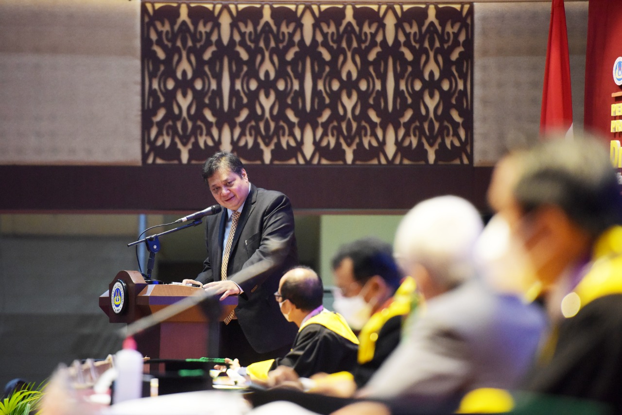 Menteri Koordinator Bidang Perekonomian Airlangga Hartarto  saat menghadiri pengukuhan Profesor Fahmi Idris di Universitas Negeri Padang