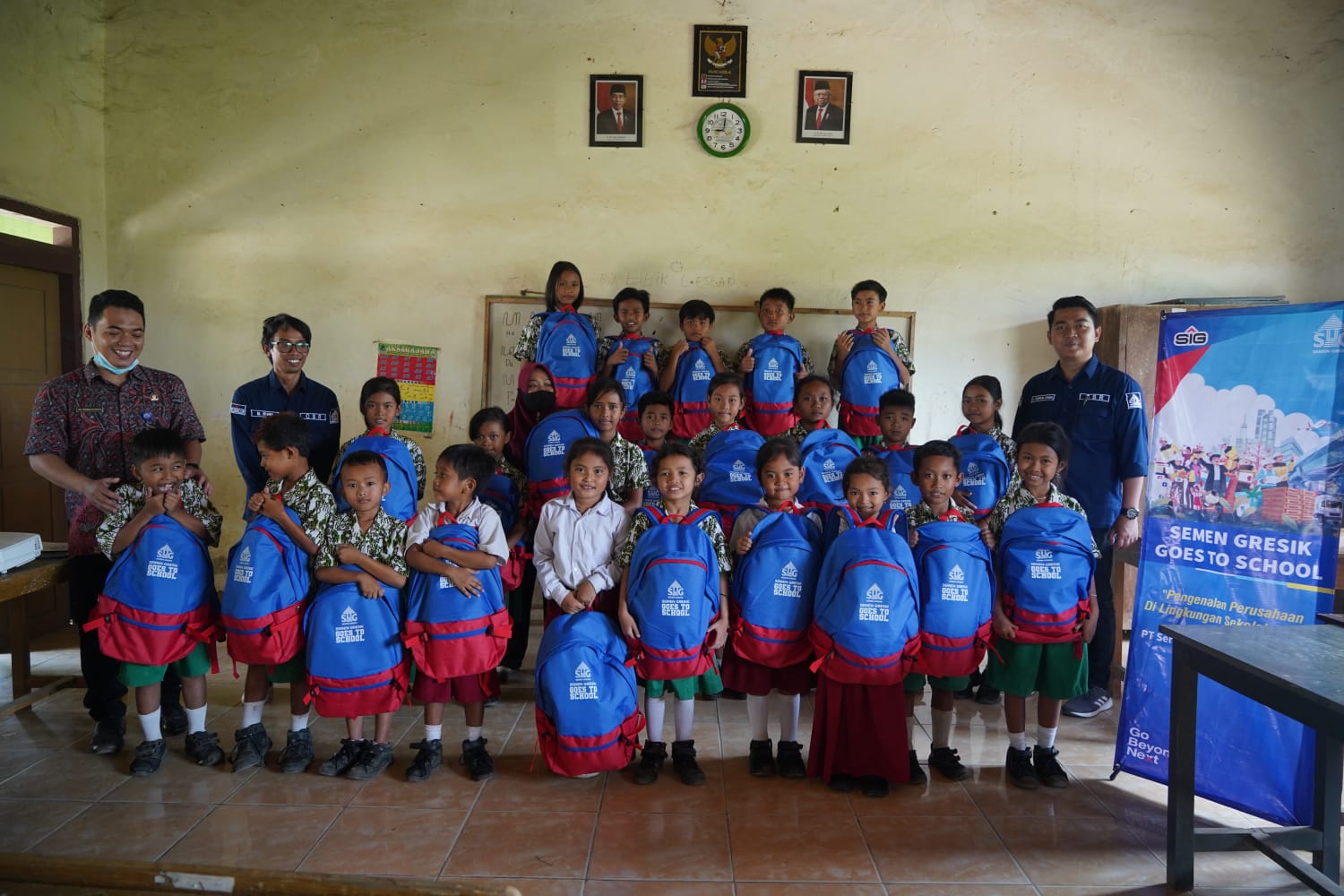 Tim Semen Gresik bersama anak-anak sekolah dasar