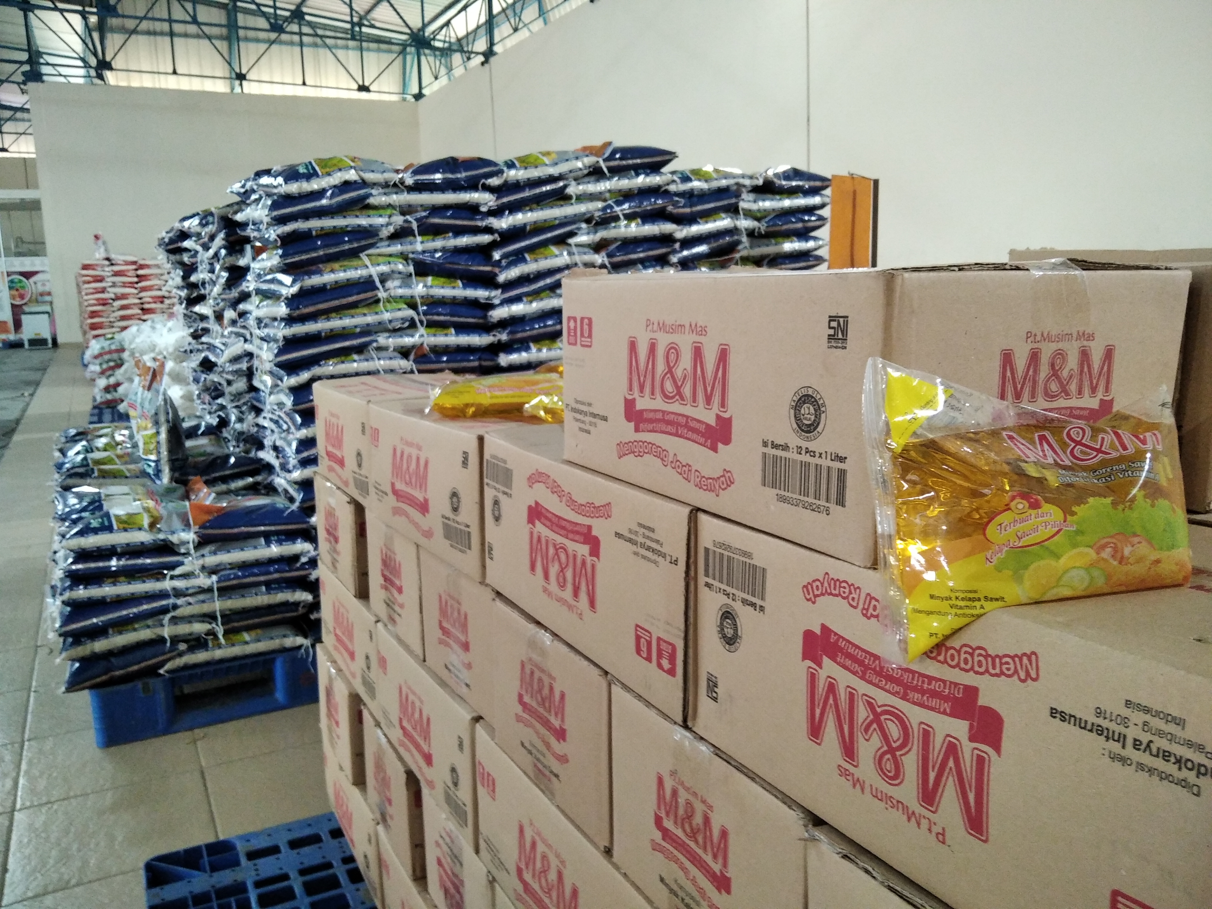 Minyak goreng di Gudang Bulog di Palembang, Sumsel