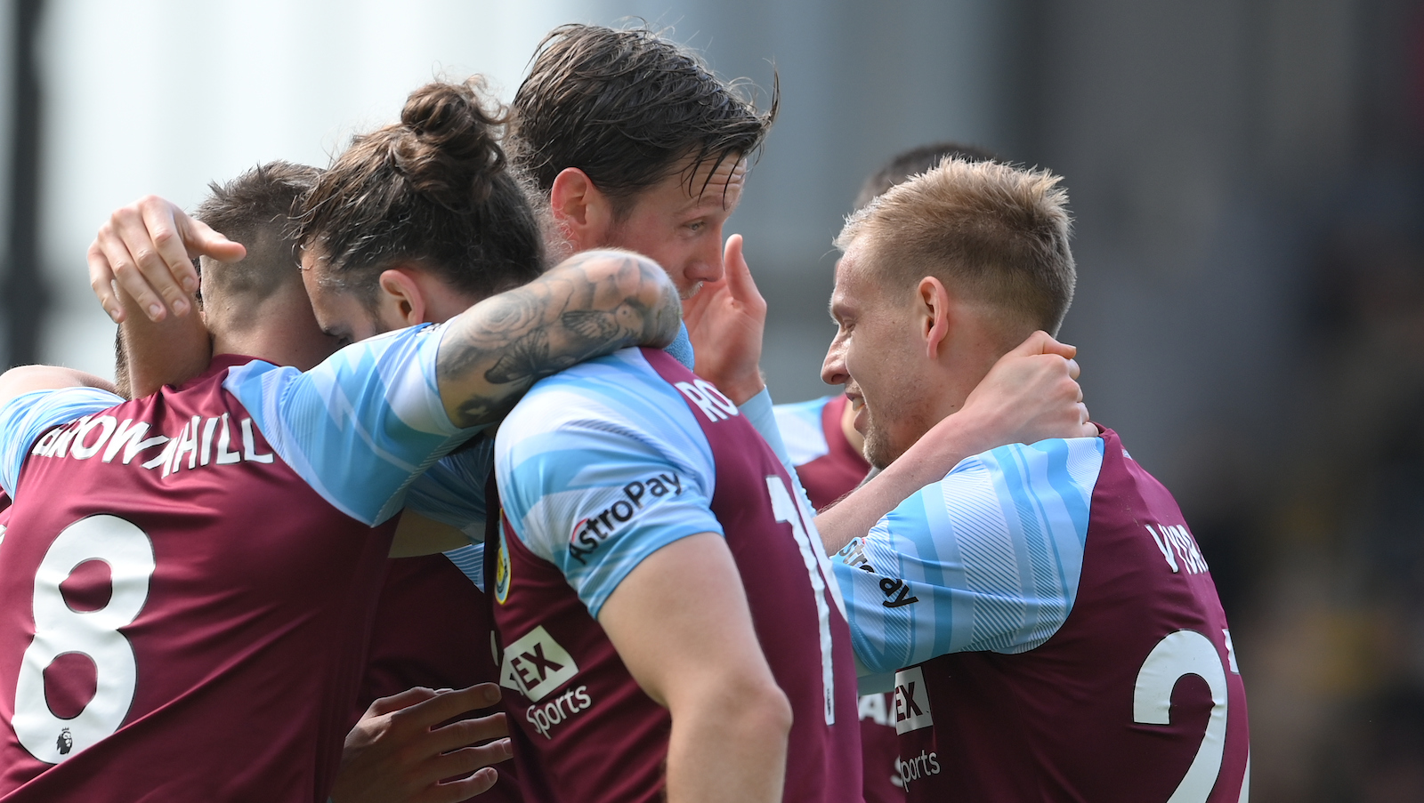 Pemain Burnley merayakan kemenangan atas Wolves