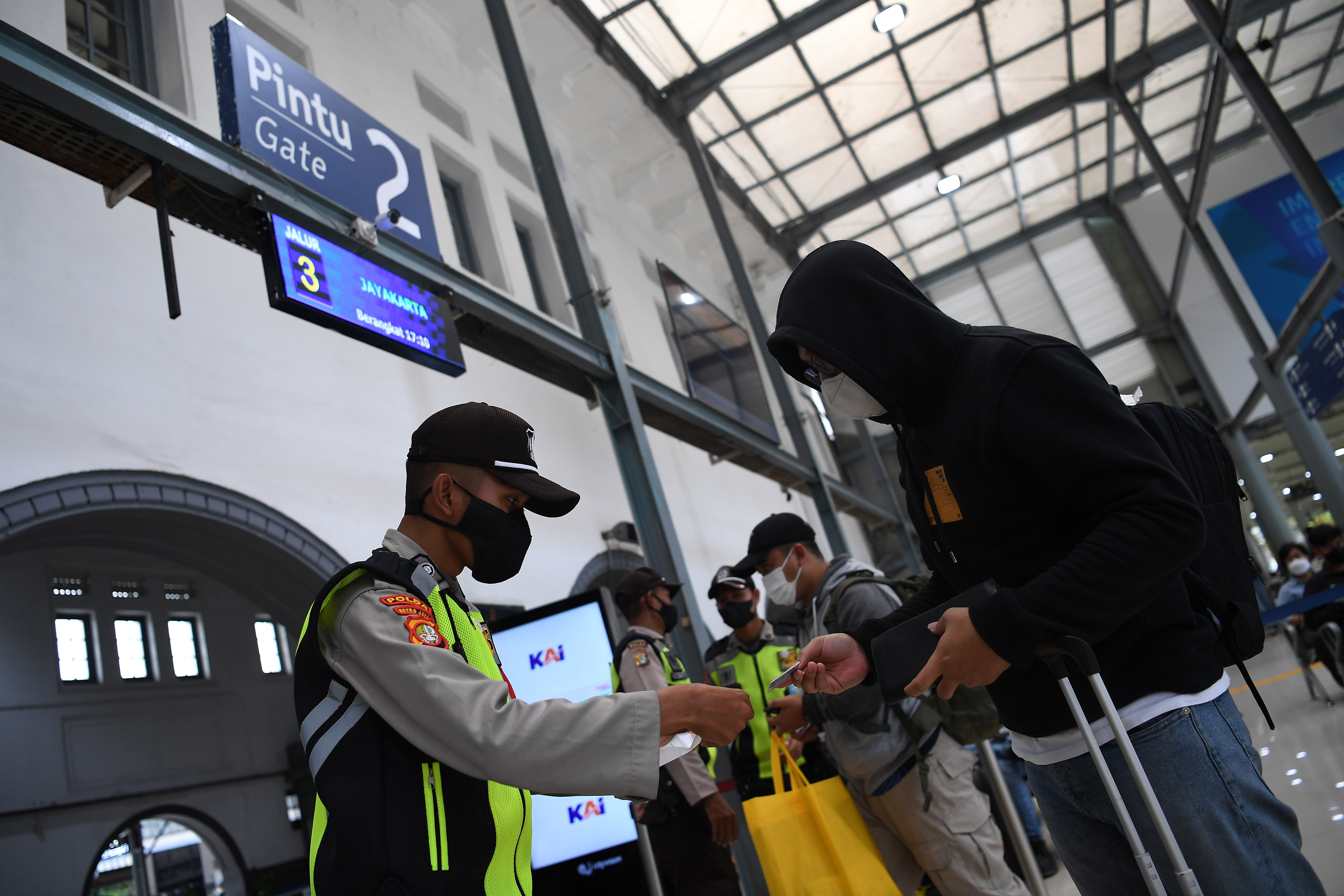 Petugas memeriksa dokumen calon penumpang kereta api di Stasiun Pasar Senen, Jakarta Pusat.