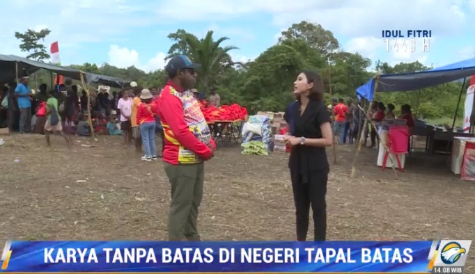 Bupati Keerom Piter Gusbager (kiri) 