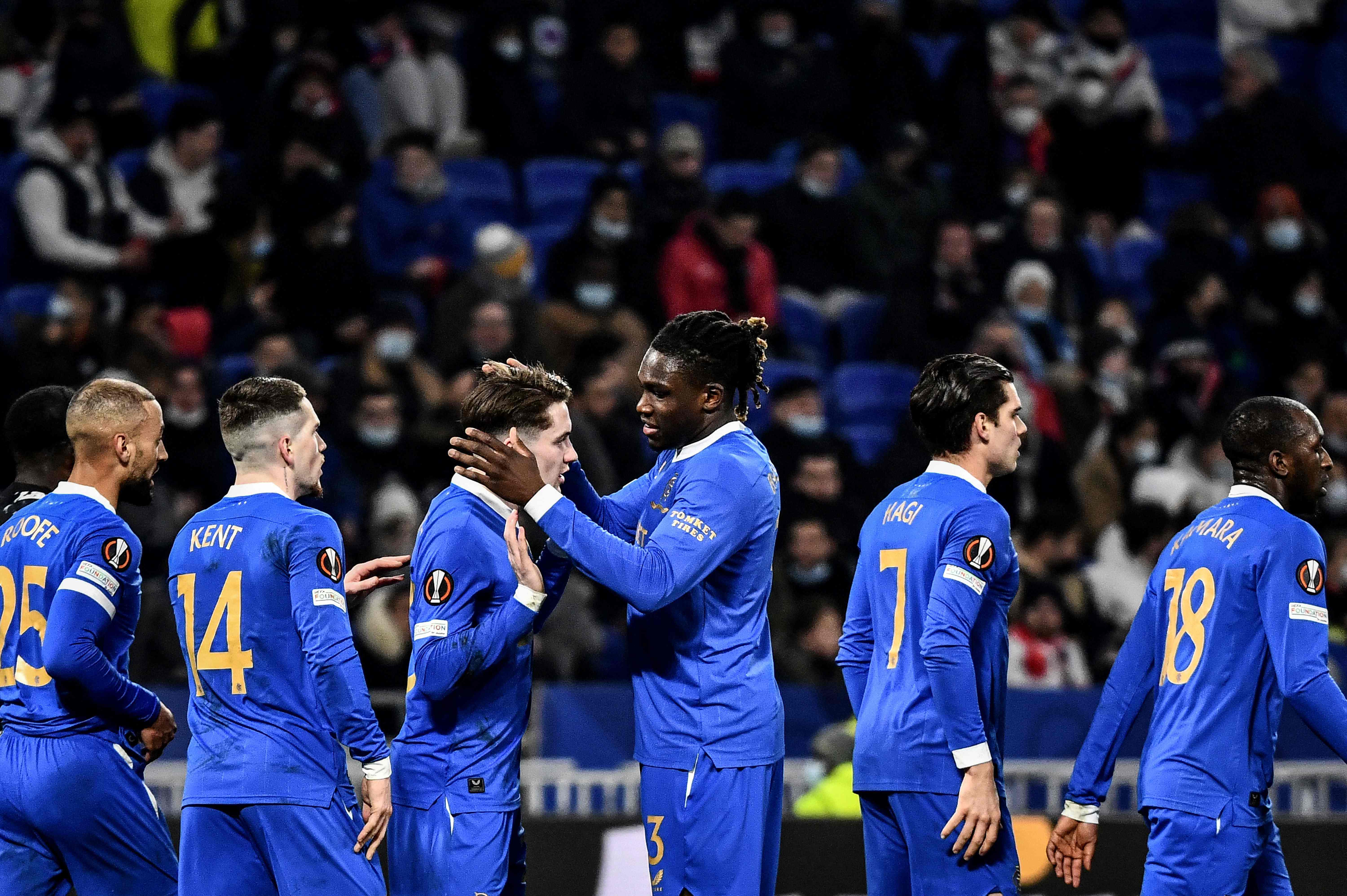 Para pemain Rangers melakukan selebrasi usai mencetak gol ke gawang lawan.