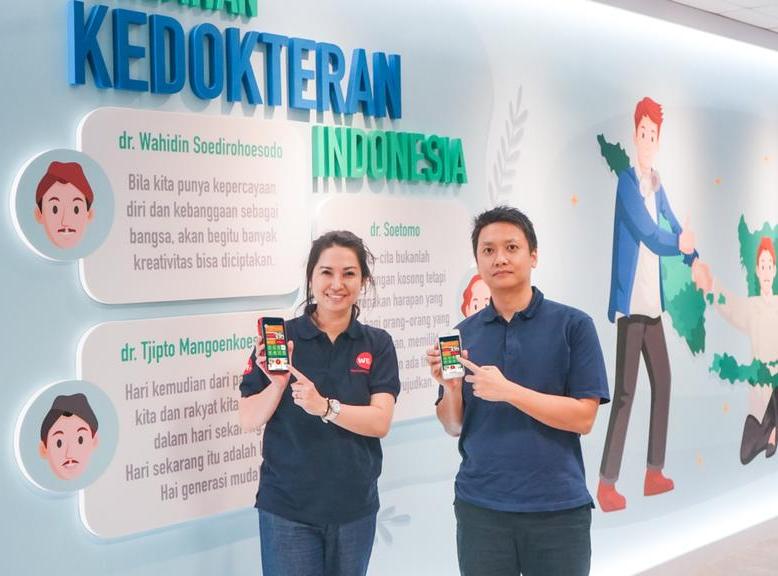 Dua orang menunjukkan aplikasi kesehatan digital KlikDokter pada layar smartphone.