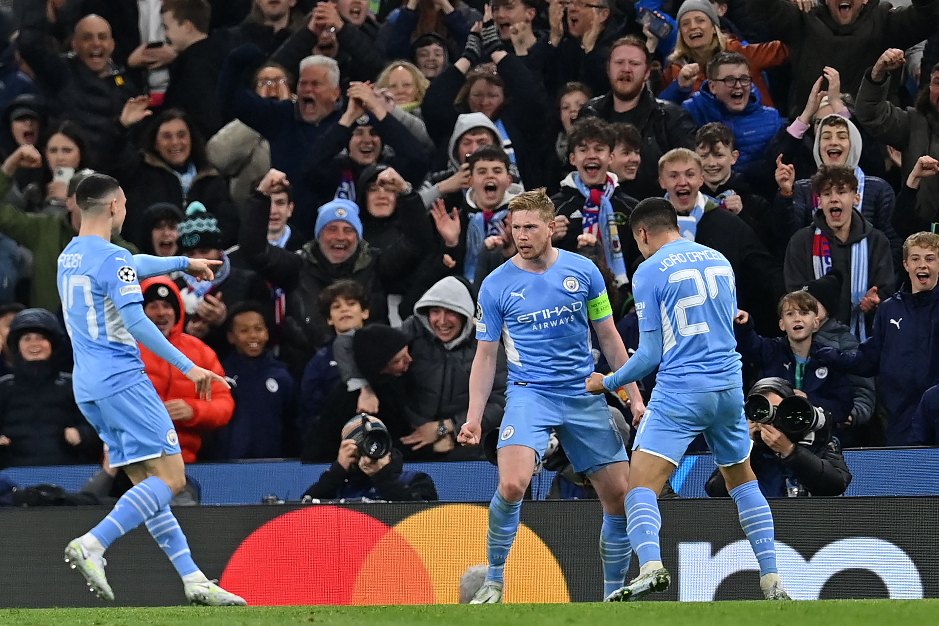 Gelandang Manchester City Kevin De Bruyne (tengah) melakukan selebrasi usai mencetak gol ke gawang Atletico Madrid di laga Liga Champions.