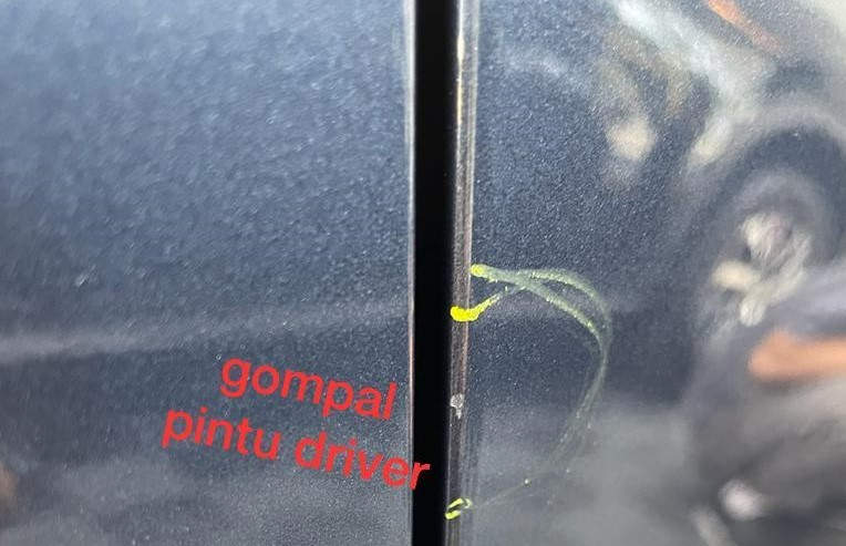 Mobil baru tapi pintu pengemudi mengalami gompal dan over spray pada kap mesin.