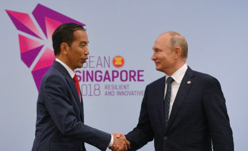 Presiden Jokowi dan Presiden Rusia Vladimir Putin saling berkomunikasi.