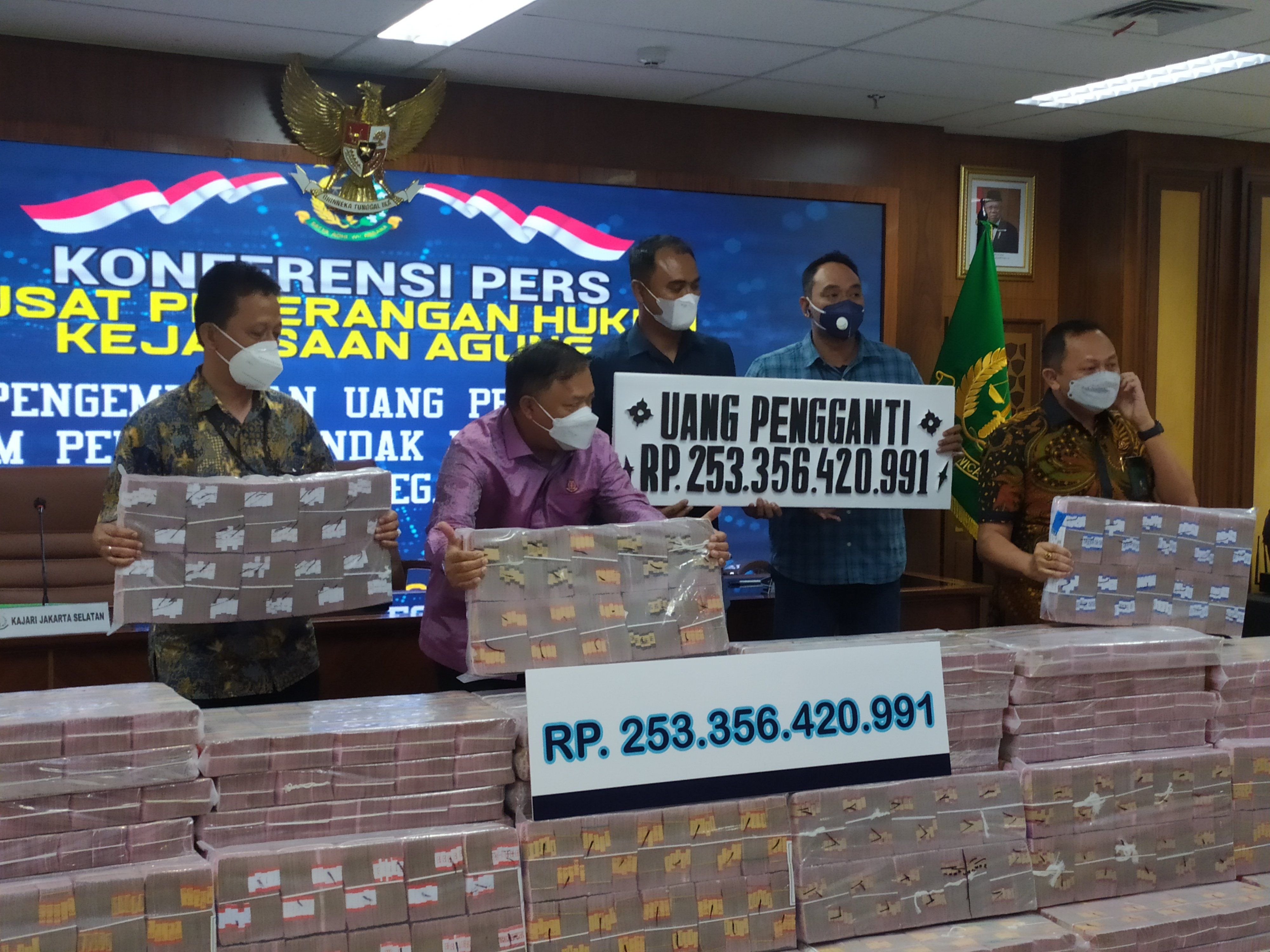 Uang sebesar Rp253 miliar sebagai penerimaan negara bukan pajak (PNBP) ke kas negara dari terpidana Indar Atmanto.