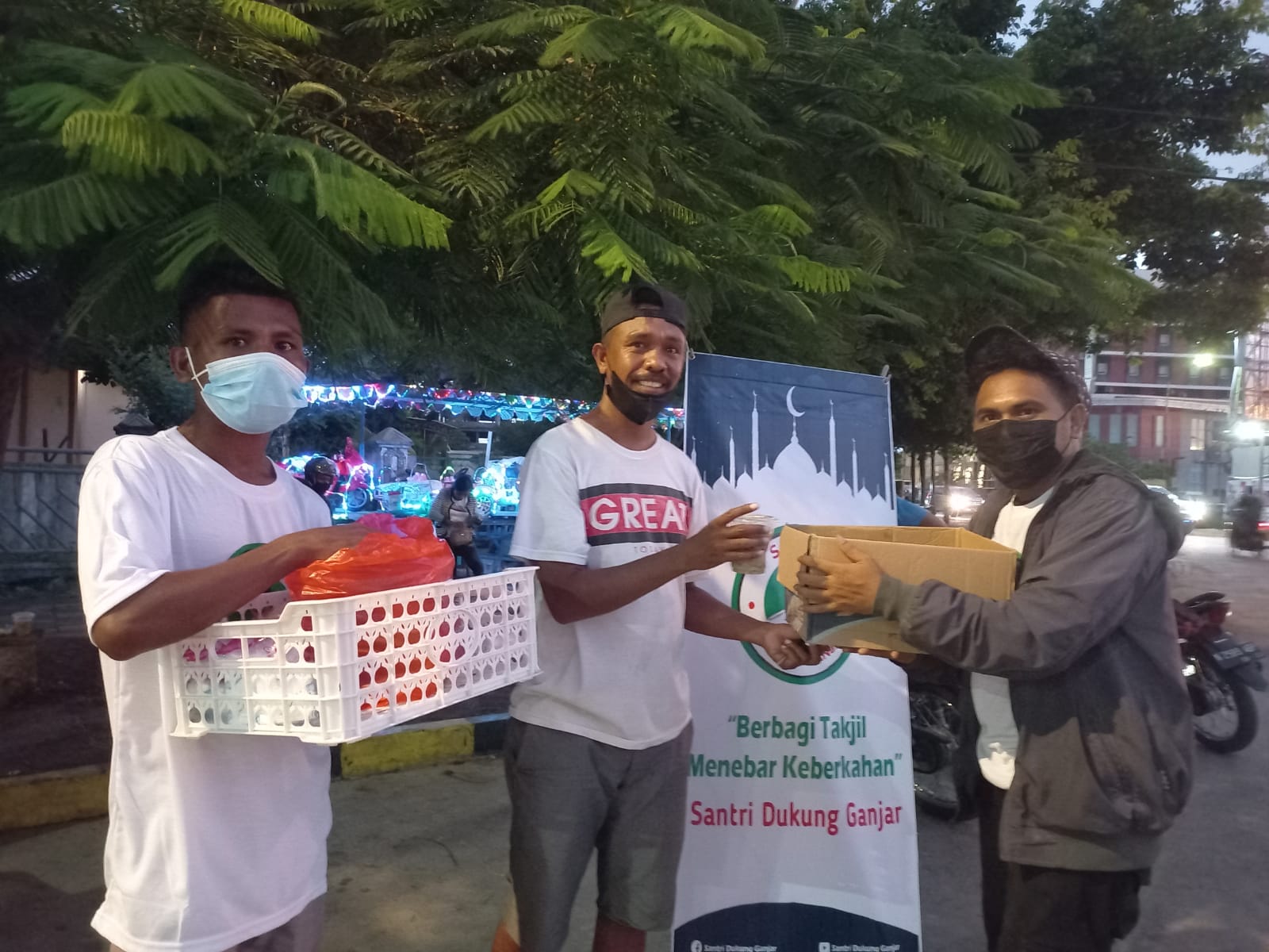 Santri membagikan ratusan takjil di Jalan Bundara PU, Tuak Daun Merah, Kupang, NTT.