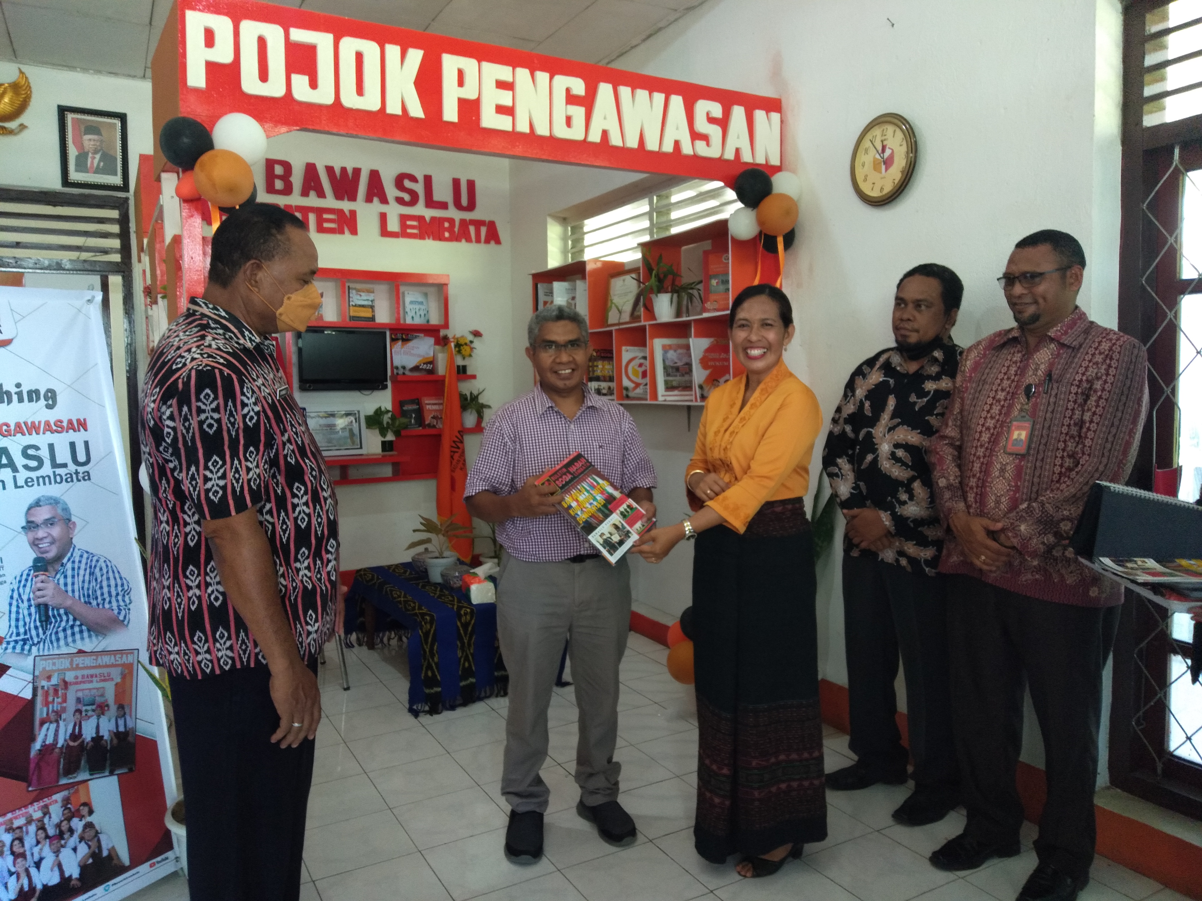 Peremian Pojok Pengawasan di kantor Bawaslu Lembata