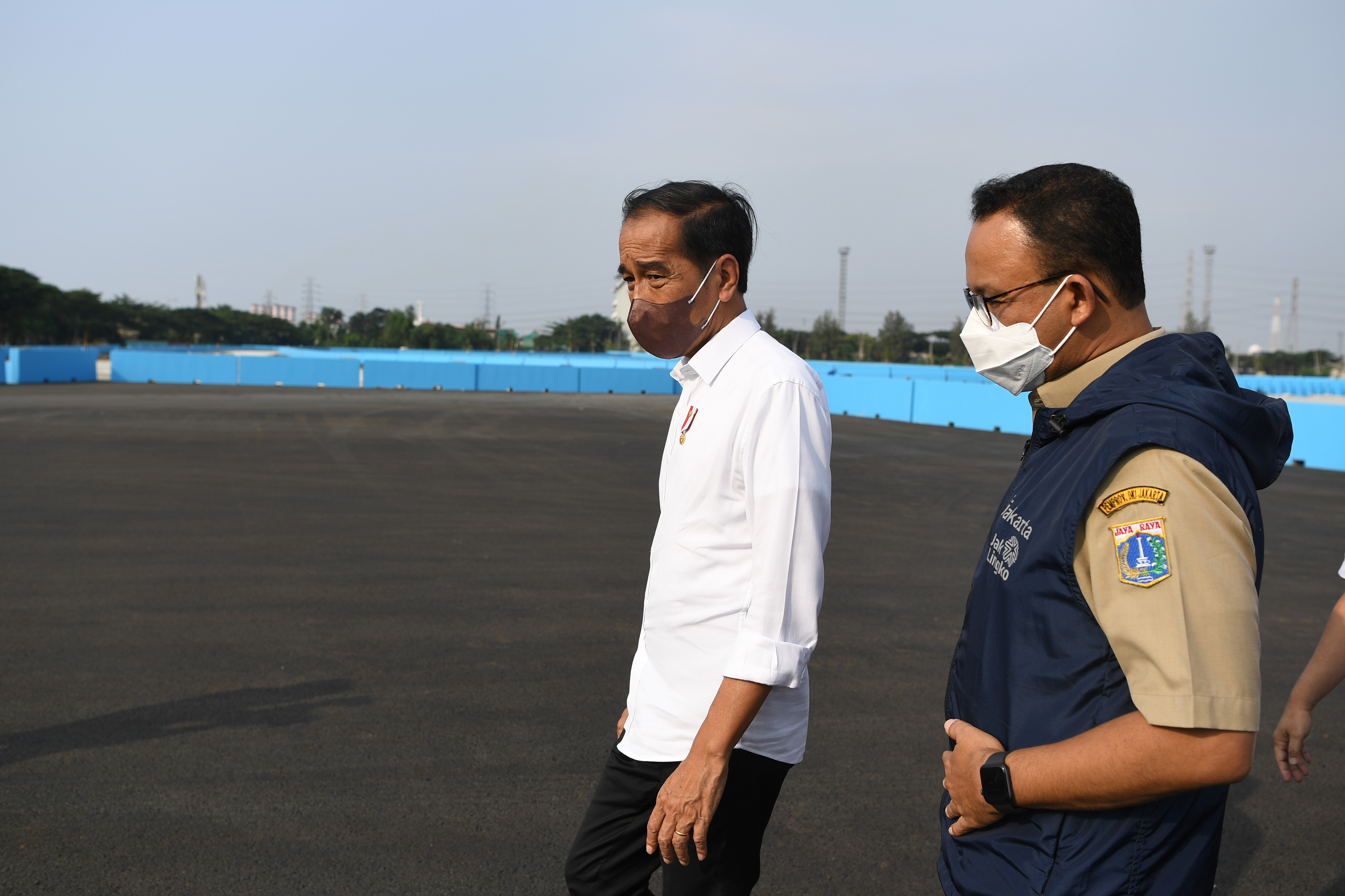 Presiden Joko Widodo (kiri) didampingi Gubernur DKI Jakarta Anies Baswedan meninjau Jakarta International E-Prix Circuit di Ancol, Jakarta.