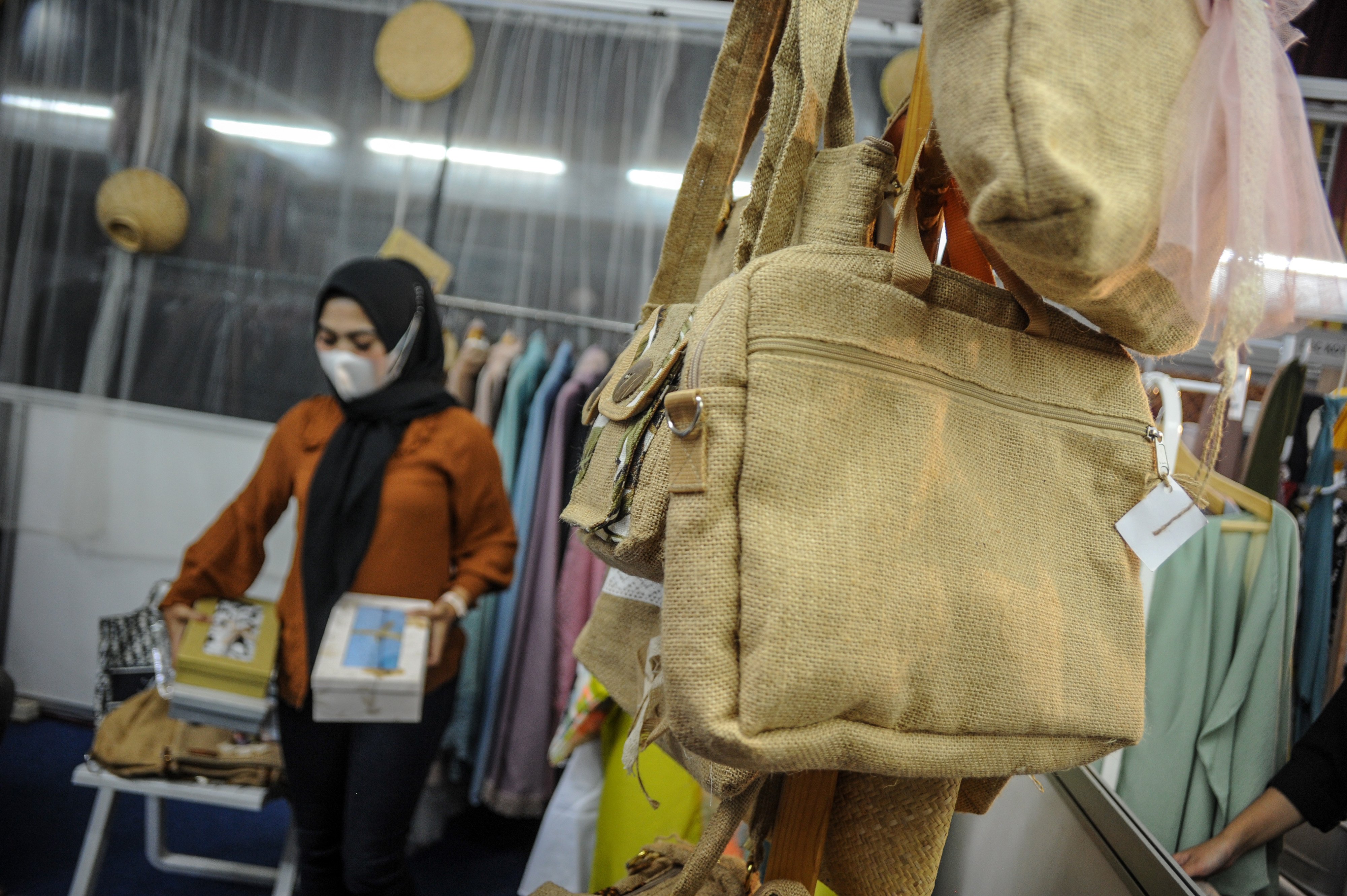 Pelaku UMKM mempersiapkan tas dagangannya di Festival Ekonomi Bangkit Jawa Barat