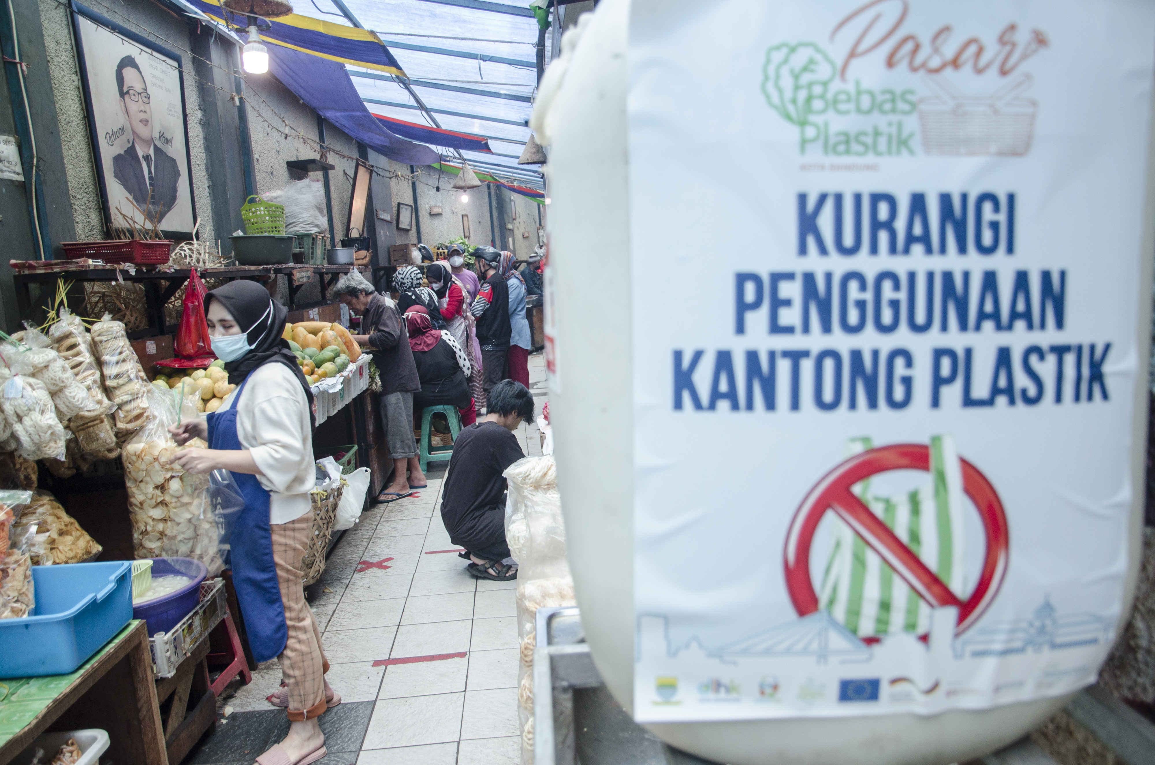 Kampanye anti plastik sekali pakai terlihat di Pasar Cihapit, Bandung, Jawa Barat.