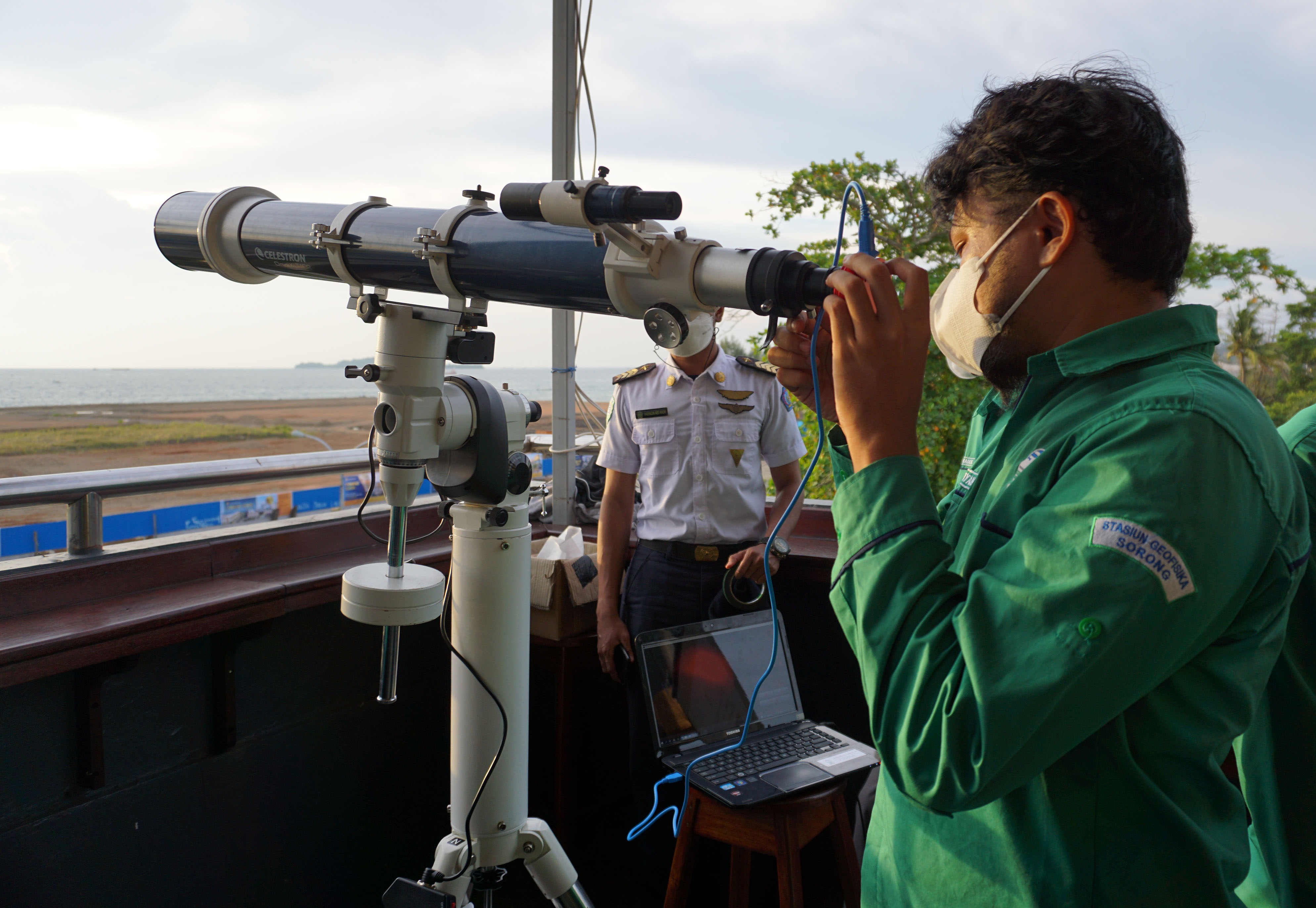 Tim Hilal BMKG Sorong mengamati hilal di Kota Sorong, Papua Barat, hari ini.