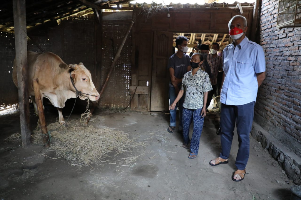 Gubernur Jawa Tengah Ganjar Pranowo di rumah Ngatemi di Kabupaten Karanganyar