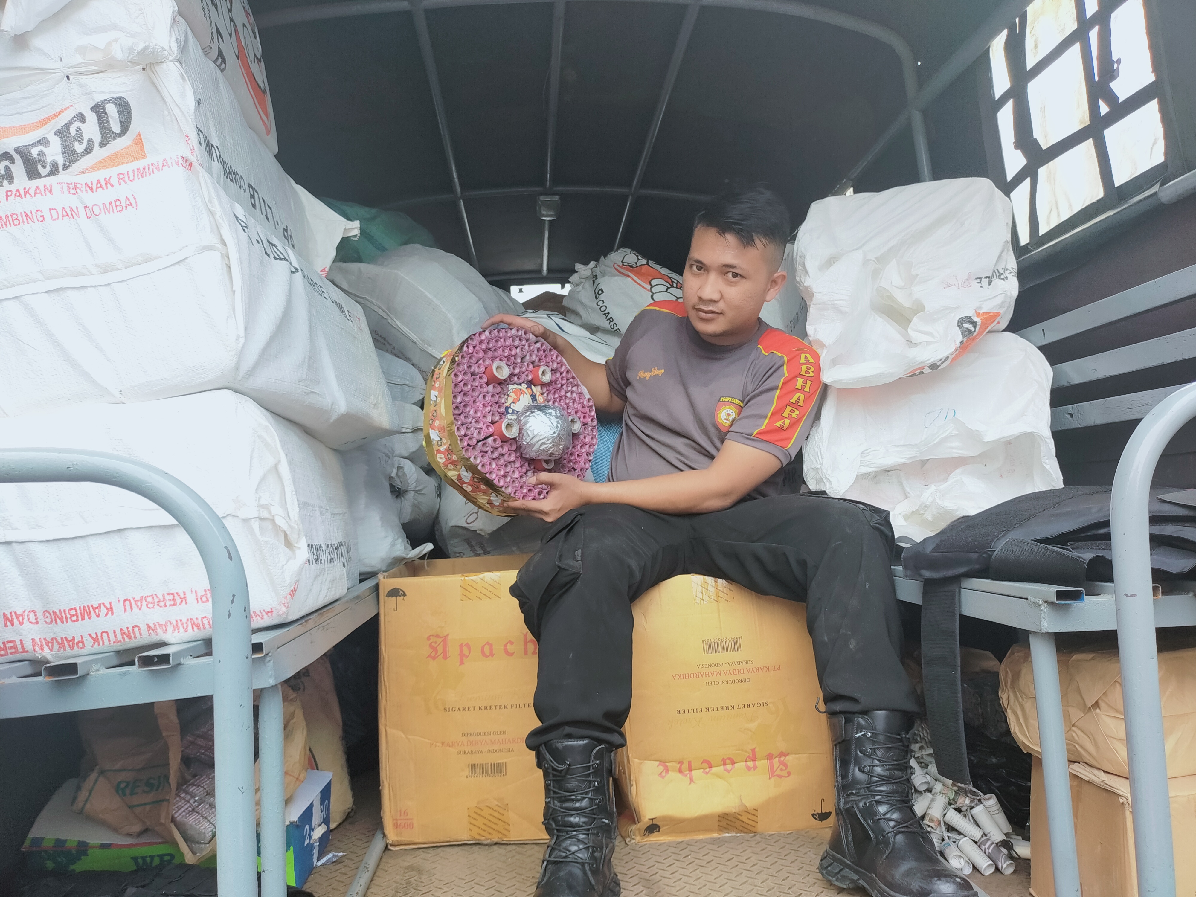 Petugas Polresta Tasikmalaya memperlihatkan petasan yang diamankan dari tiga gudang di Gang Lame, Kampung Babakan Selakaso, Kelurahan Cilemb