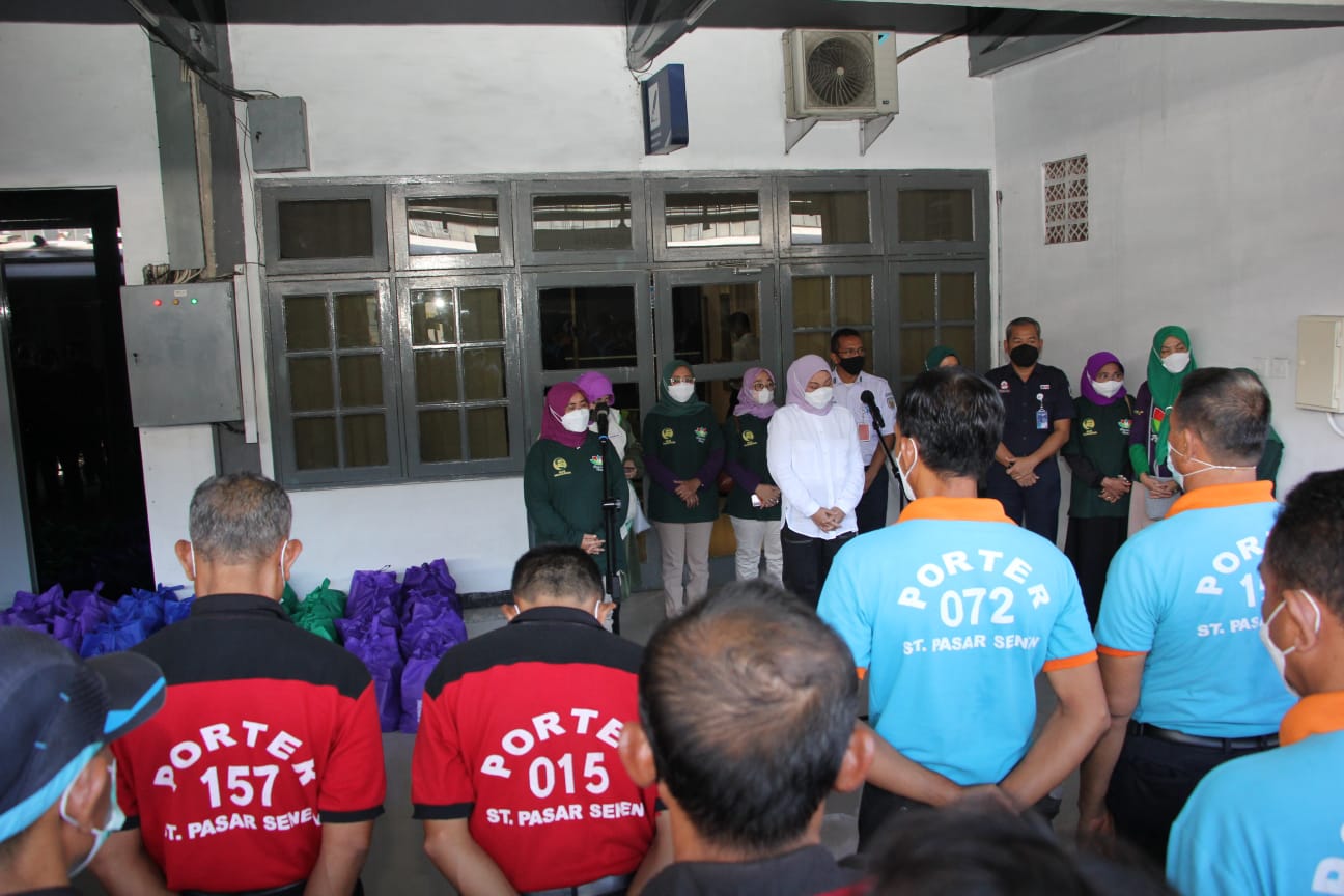 Perempuan Bangsa membagikan seribu sembako kepada porter Stasiun Gambir, Stasiun Pasar Senen dan porter Tanah Abang