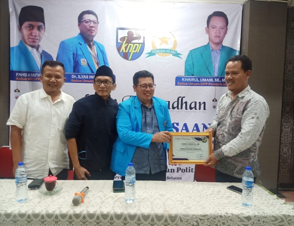 Ketua KNP Ilyas Indra (ketiga dari kiri) memberi piagam kepada Ketua Umum DPP Pemuda Islam Indonesia Khaerul Umam. 
