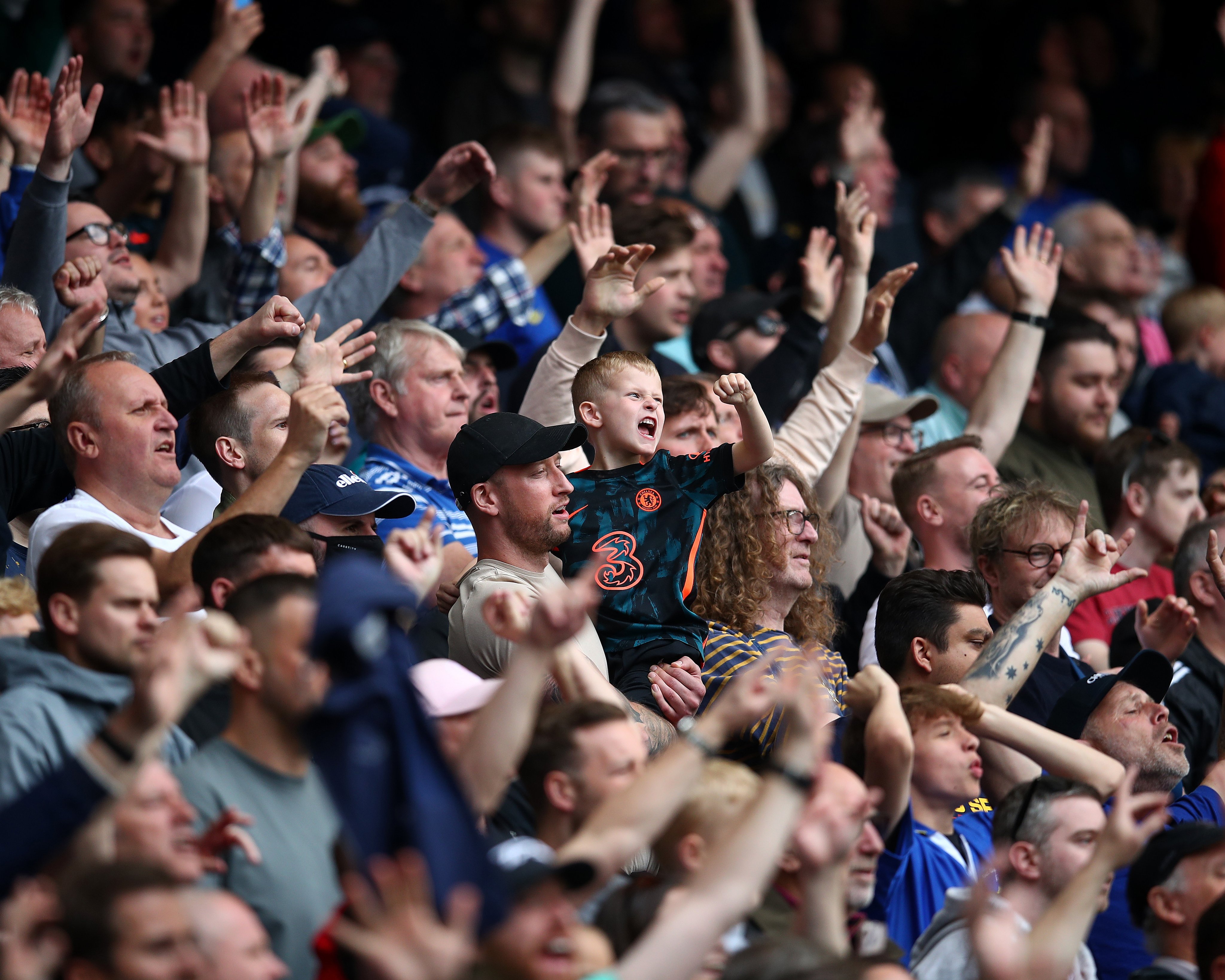 Pendukung Chelsea bergembira merayakan kemenangan atas West Ham