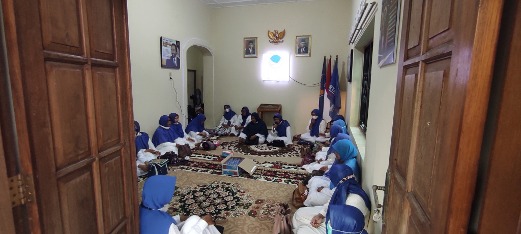 Muqodoman Al-Qur.'an di kantor NasDem Surakarta yang diikuti ibu-ibu 