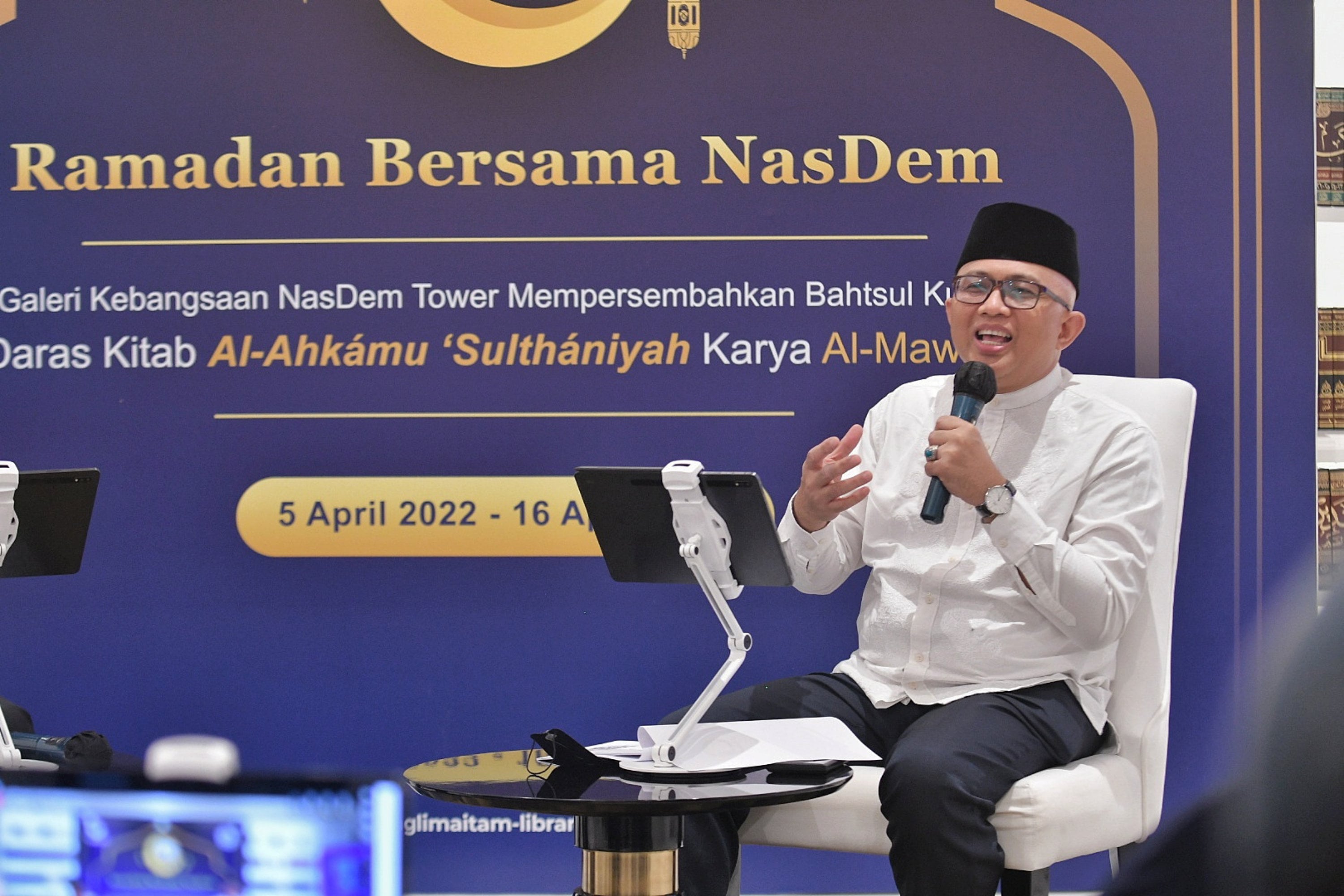 Kapus Litbang Kemenag RI Arskal Salim (kanan) berbicara saat menjadi narasumber acara Ramadan Bersama NasDem di Nasdem Tower, Jakarta.
